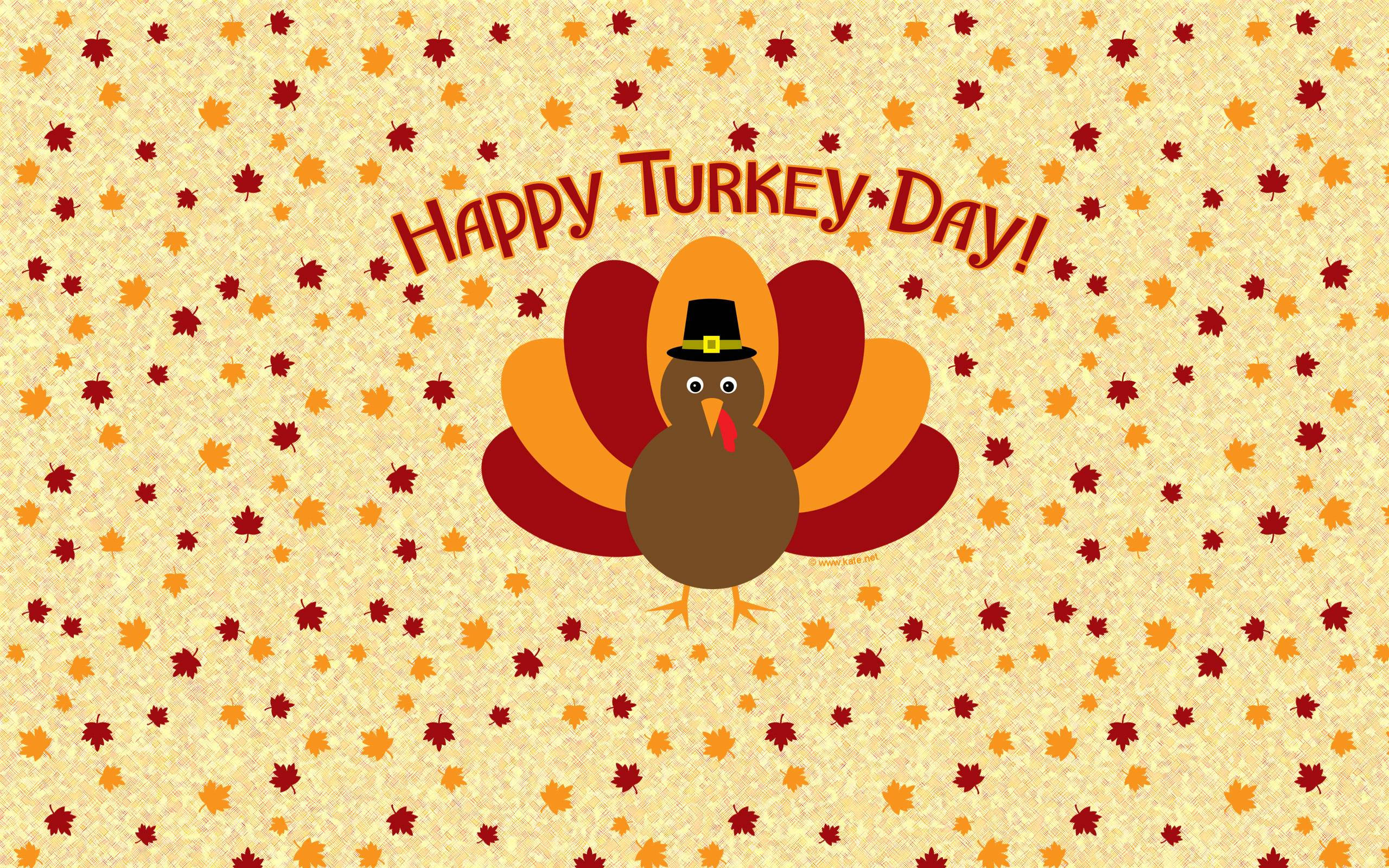 Turkey Happy Thanksgiving 桌布 壁紙 — 一隻戴著朝聖者帽子的卡通火雞自豪地站在飄落的秋葉中，並帶有「Happy Turkey Day!」文字。