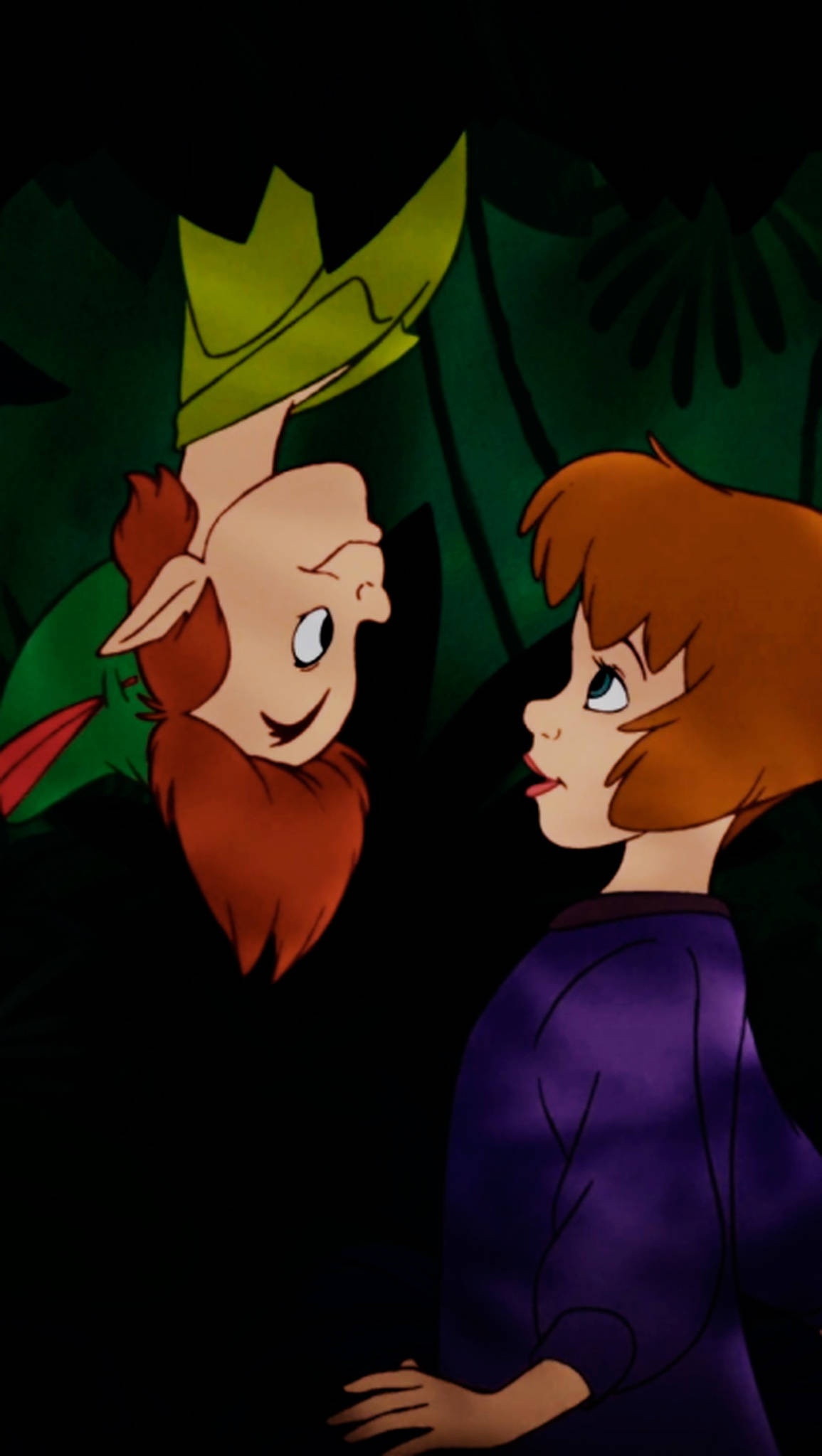 Peter Pan 桌布 壁紙 — 一隻戴著樹葉皇冠的卡通鹿，在黑暗的森林中對一個穿著紫色衣服的女孩溫暖地微笑，他們面對面站著。