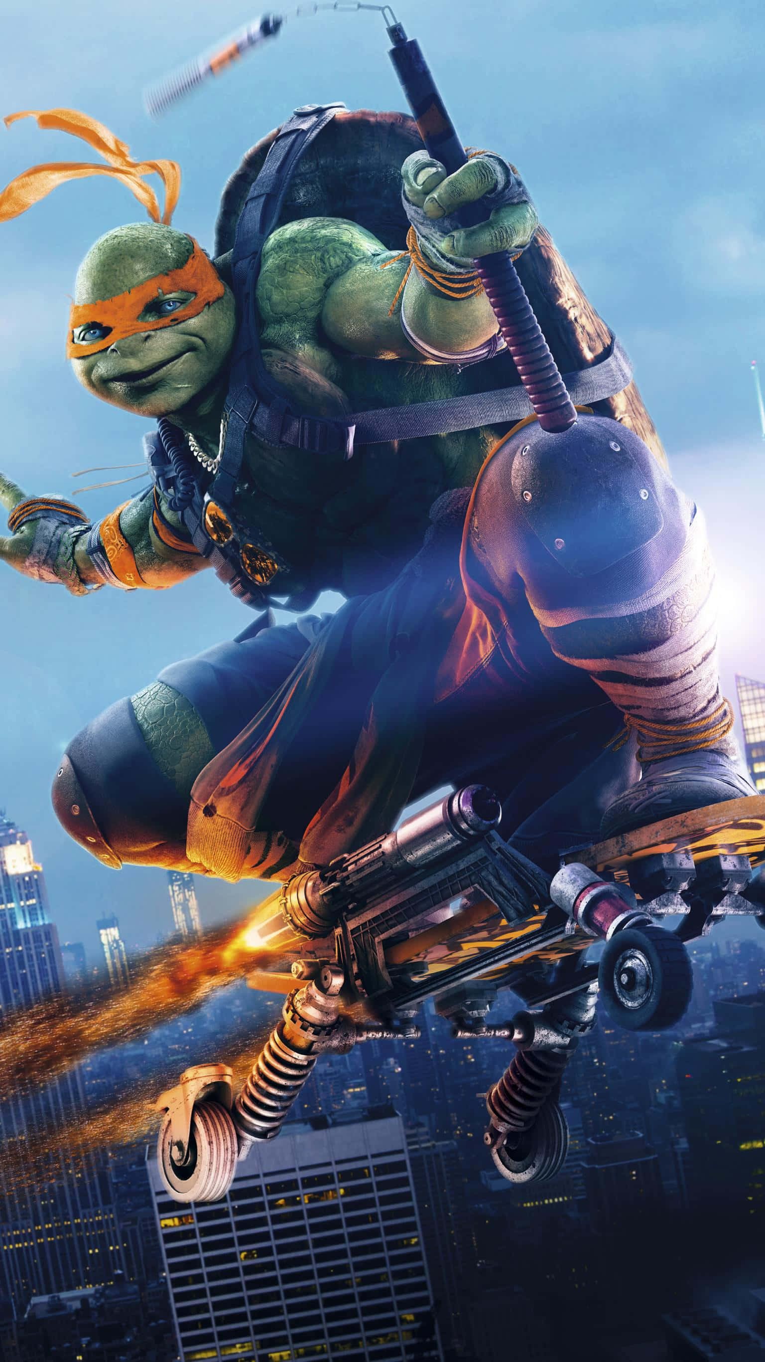 Ninja Turtle 桌布 壁紙 — 一隻戴著橙色頭巾的綠色忍者龜在黃昏時分騎著火焰滑板飛越城市天際線。