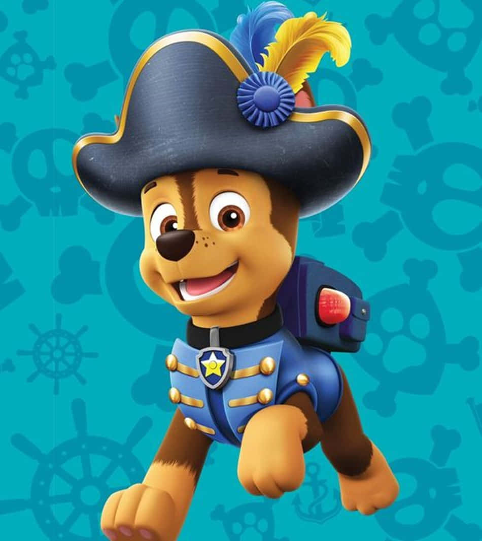 Chase Paw Patrol 桌布 壁紙 — 一隻戴著海盜帽、帶有藍色和金色裝飾的卡通警察小狗，背景是藍綠色，帶有骷髏頭和船舵圖案。