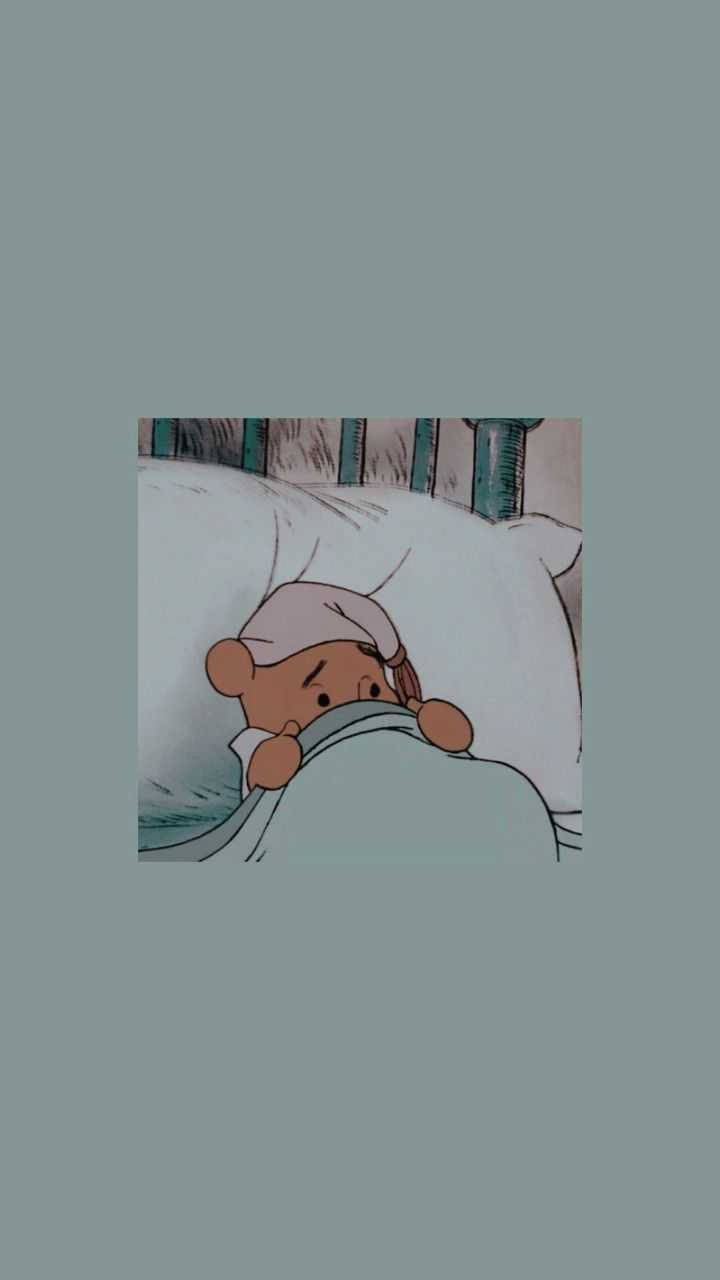 一隻戴著睡帽的卡通熊在睡覺時從毯子下探出頭來。 — Winnie the pooh GIF 壁紙