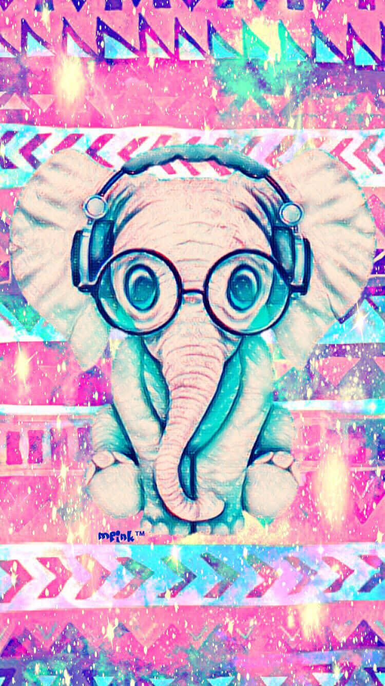 Pink Elephant 桌布 壁紙 — 一隻戴著眼鏡和耳機的可愛大象，坐在充滿活力的粉紅色和藍色幾何圖案背景前。