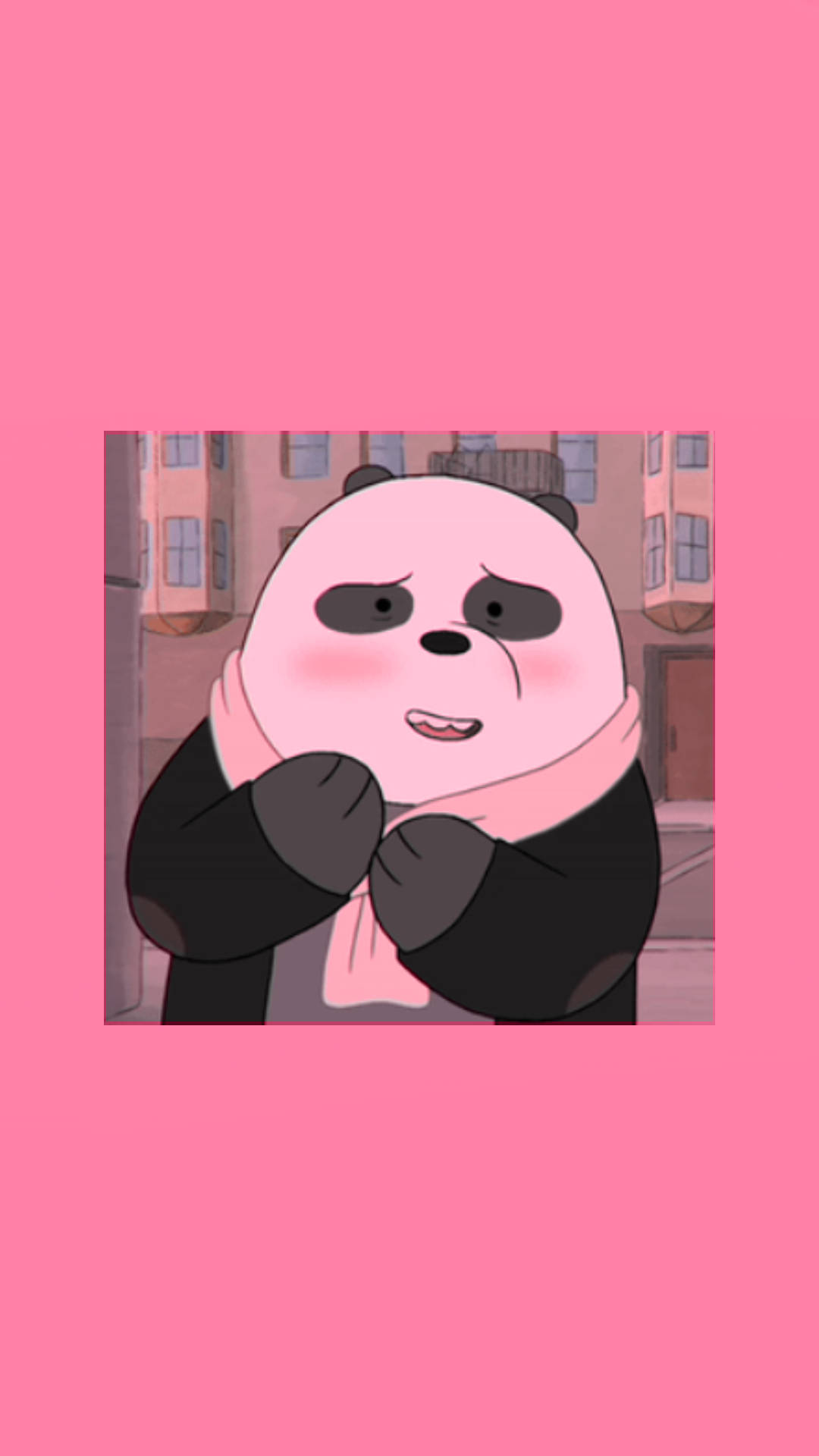We Bare Bears Aesthetic 桌布 壁紙 — 一隻戴著粉紅色圍巾的卡通熊貓在粉紅色背景上擁抱自己，背景有城市建築。