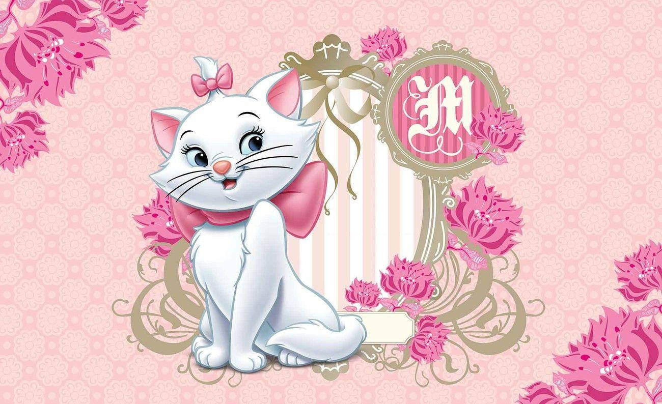 瑪麗貓 桌布 壁紙 — 一隻戴著粉紅色蝴蝶結的可愛白色卡通貓，優雅地坐在華麗花卉圖案和裝飾性字母組合框架中。