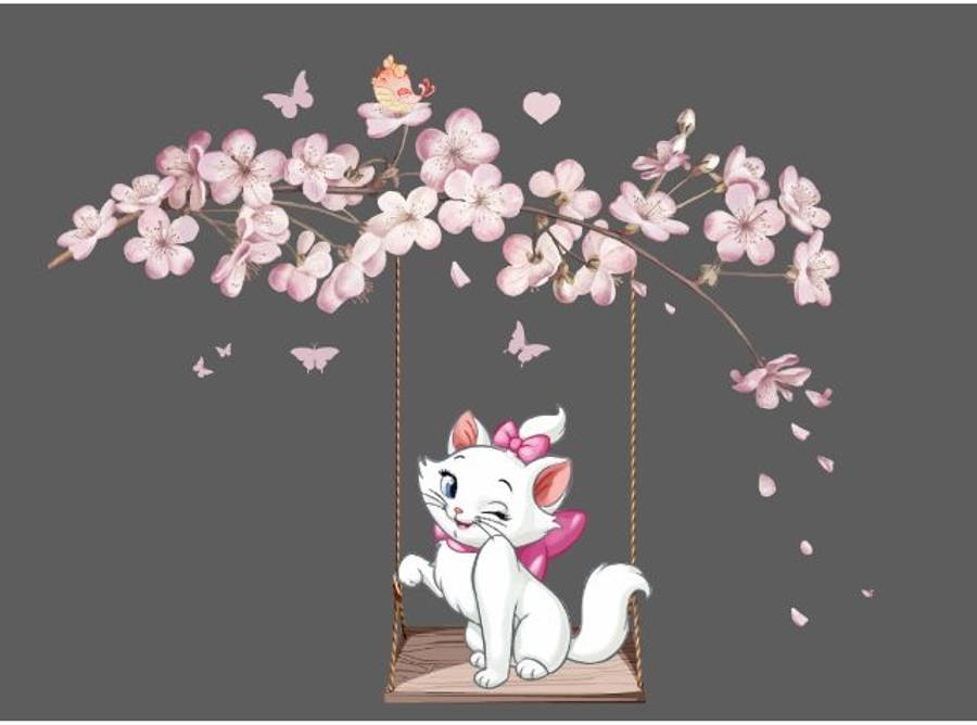 瑪麗貓 桌布 壁紙 — 一隻戴著粉紅色蝴蝶結的白色卡通貓咪，開心地在盛開的粉紅色櫻花枝下的鞦韆上坐著，周圍有蝴蝶翩翩飛舞。