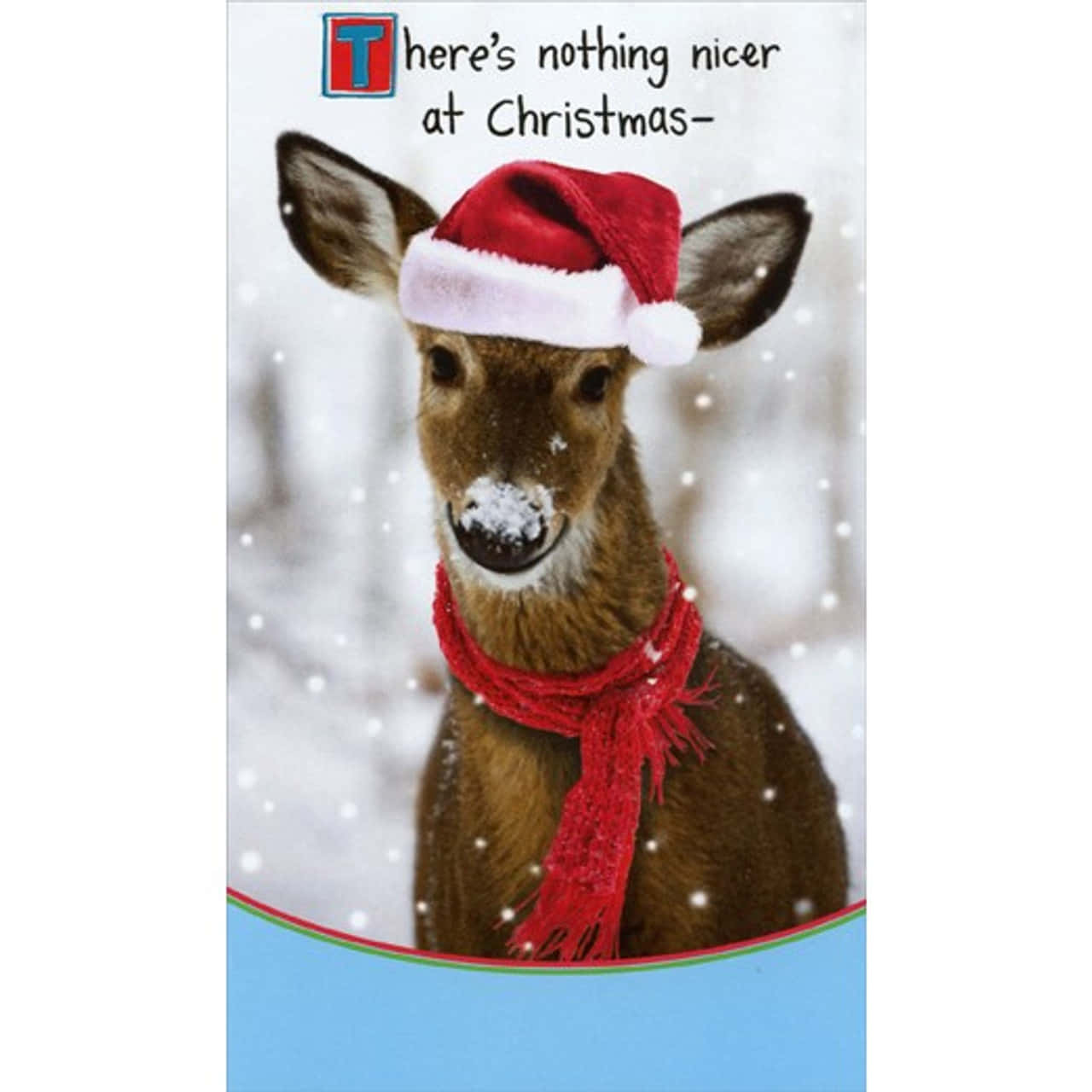 動物 桌布 壁紙 — 一隻戴著紅色聖誕帽和圍巾的鹿站在雪地冬日場景中的特寫。