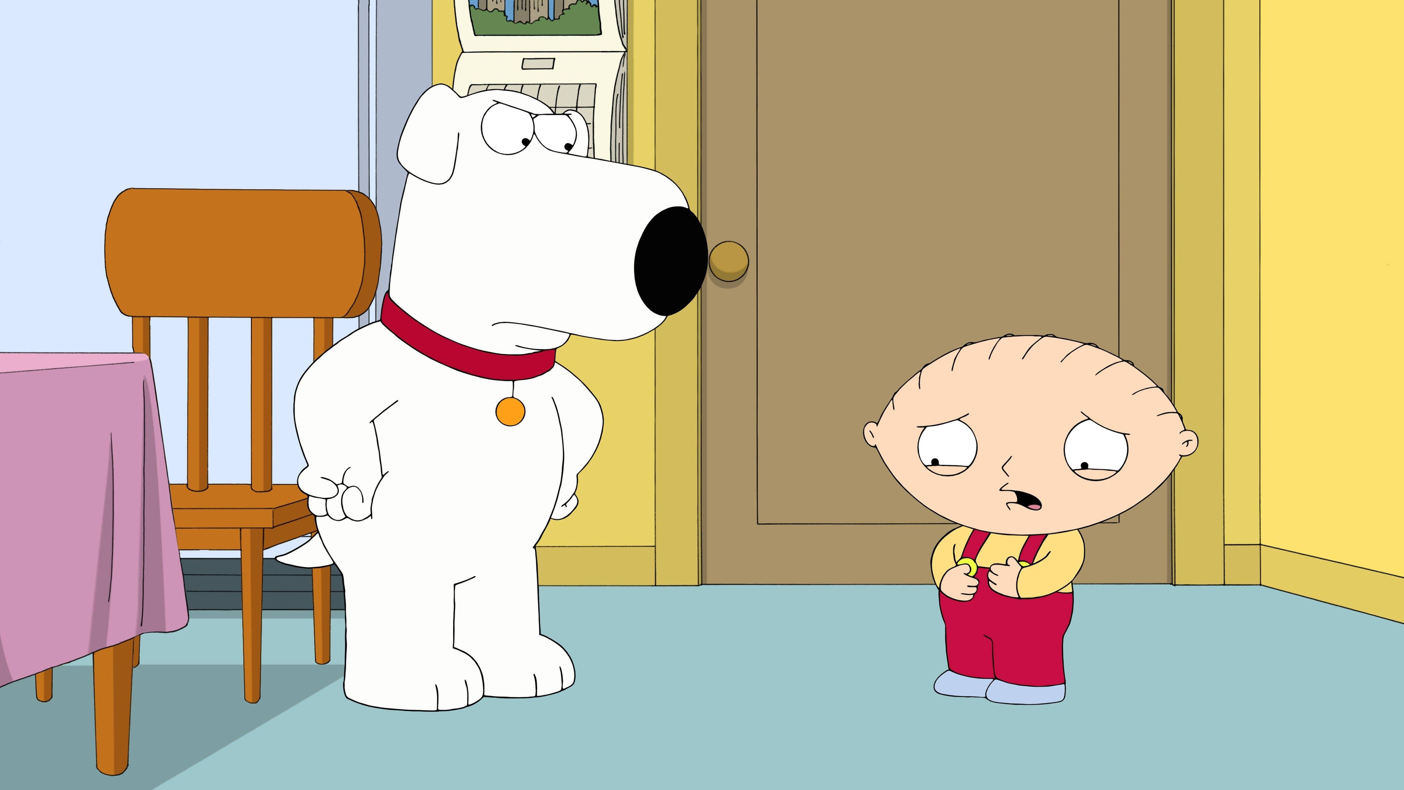 stewie 桌布 壁紙 — 一隻戴著紅色項圈的白色卡通狗站在一個穿著黃色襯衫和紅色褲子的小禿頭幼兒旁邊，在房間內。