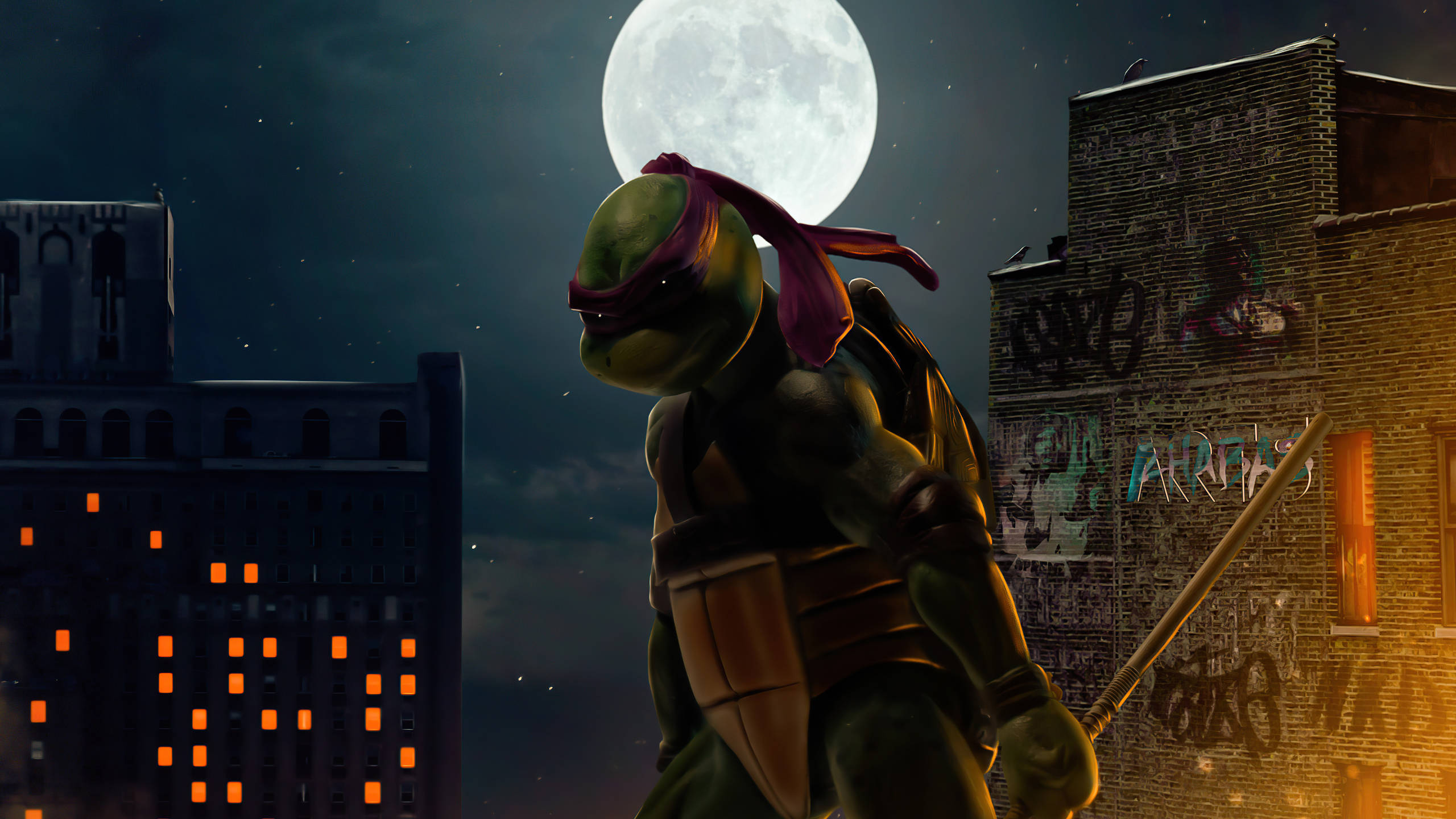 teenage mutant ninja turtles 桌布 壁紙 — 一隻戴著紅色頭巾的忍者龜站在滿月下骯髒的城市小巷中，手持長棍。