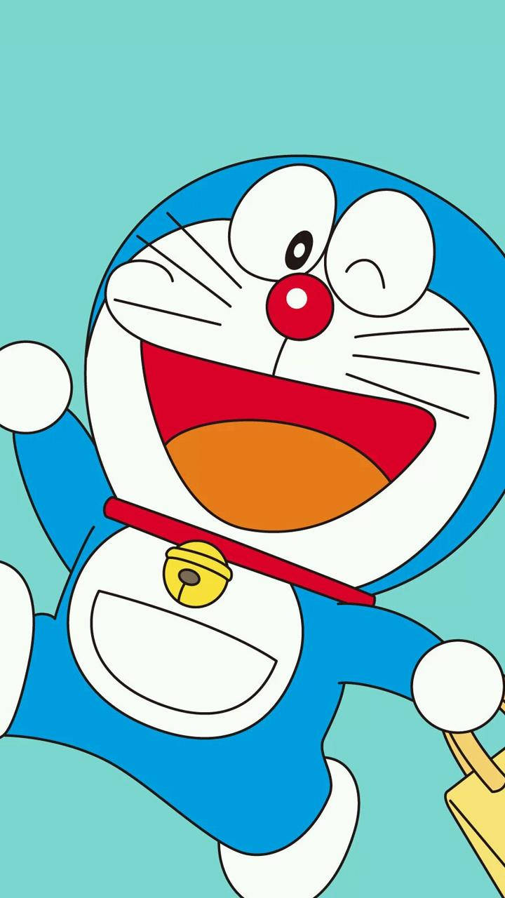 Doraemon 桌布 壁紙 — 一隻戴著紅色鼻子和鈴鐺項圈的開心藍色機器貓，在淺青色背景上燦爛微笑。