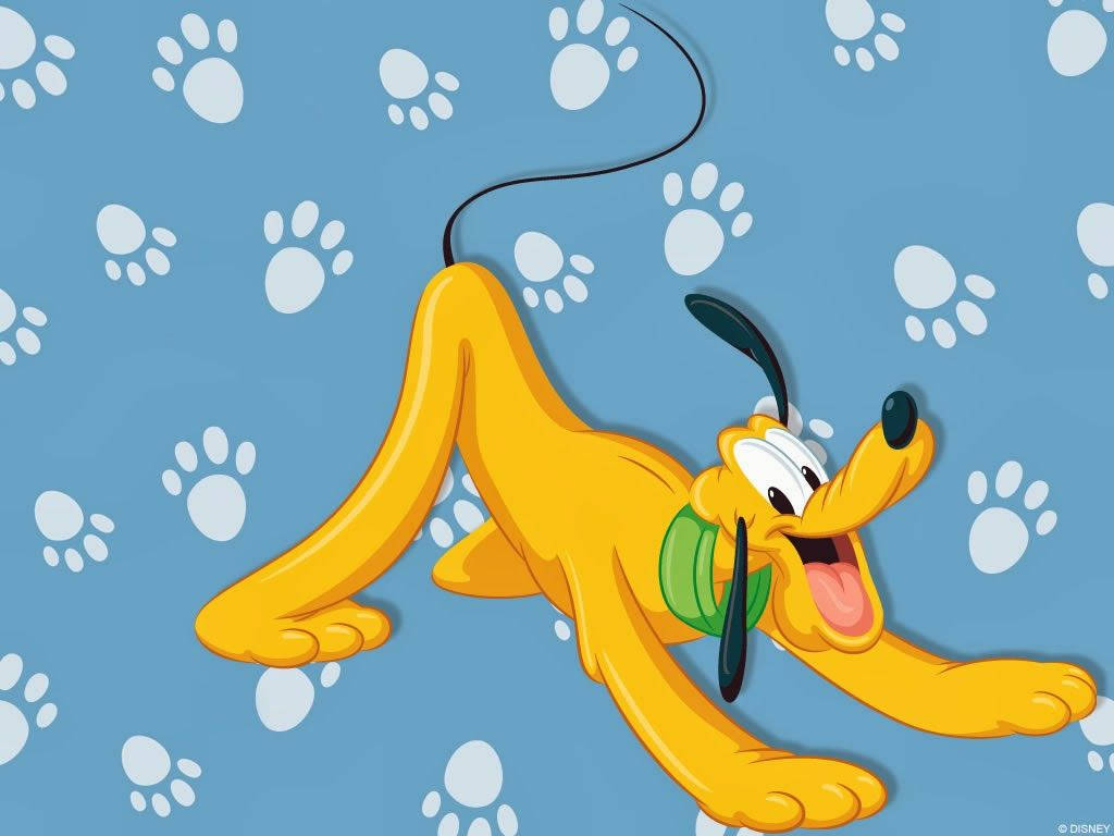pluto 桌布 壁紙 — 一隻戴著綠色項圈的快樂黃色卡通狗，在點綴著白色爪印的藍色背景上愉快地伸展身體。