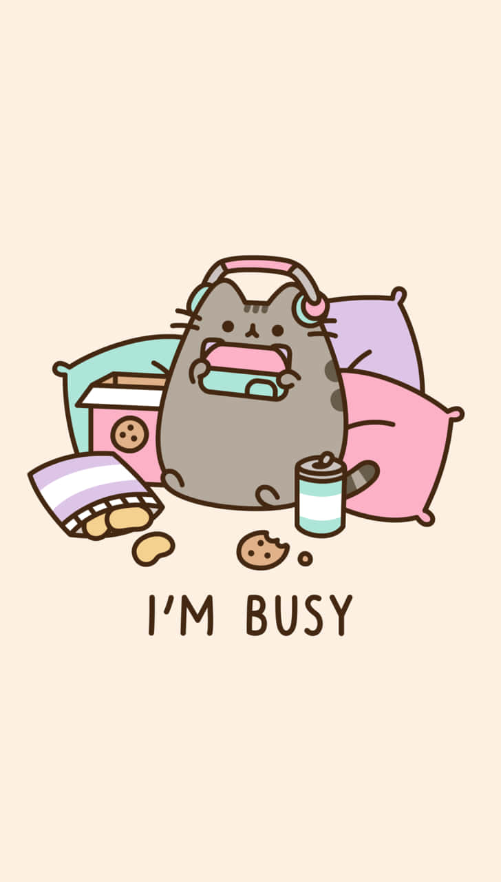 一隻戴著耳機的卡通貓在枕頭包圍下吃著零食，文字說我很忙。 — Pusheen 動圖 壁紙