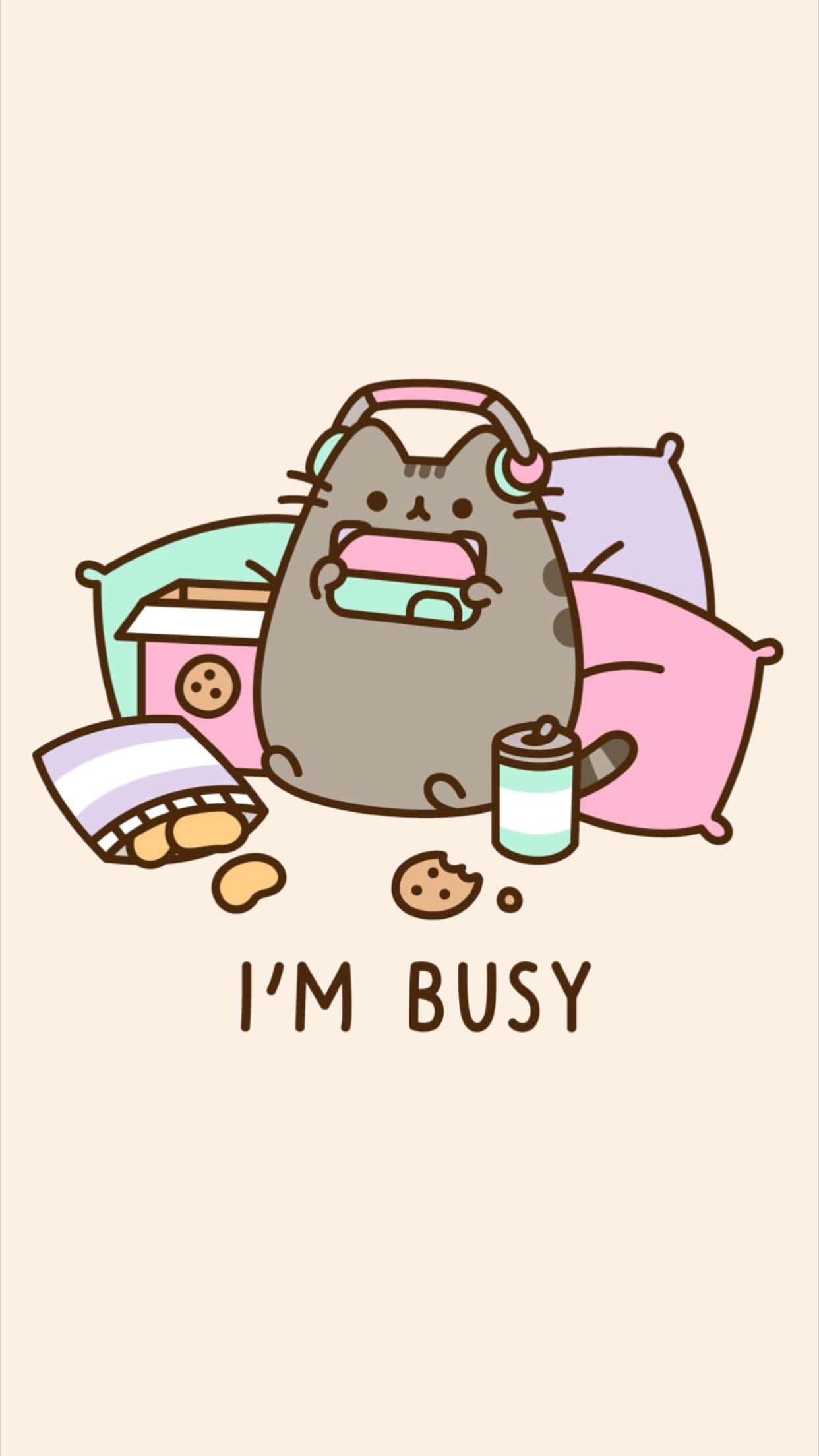 Pusheen Kawaii 桌布 壁紙 — 一隻戴著耳機的可愛灰貓在枕頭和餅乾包圍下吃三明治，文字說我很忙。
