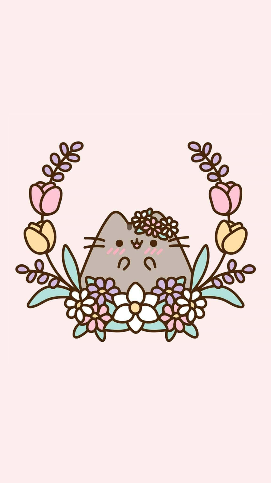 Pusheen Kawaii 桌布 壁紙 — 一隻戴著花冠的可愛灰色貓咪坐在柔和的粉紅色背景上，周圍環繞著粉紅色、黃色和紫色的花環。