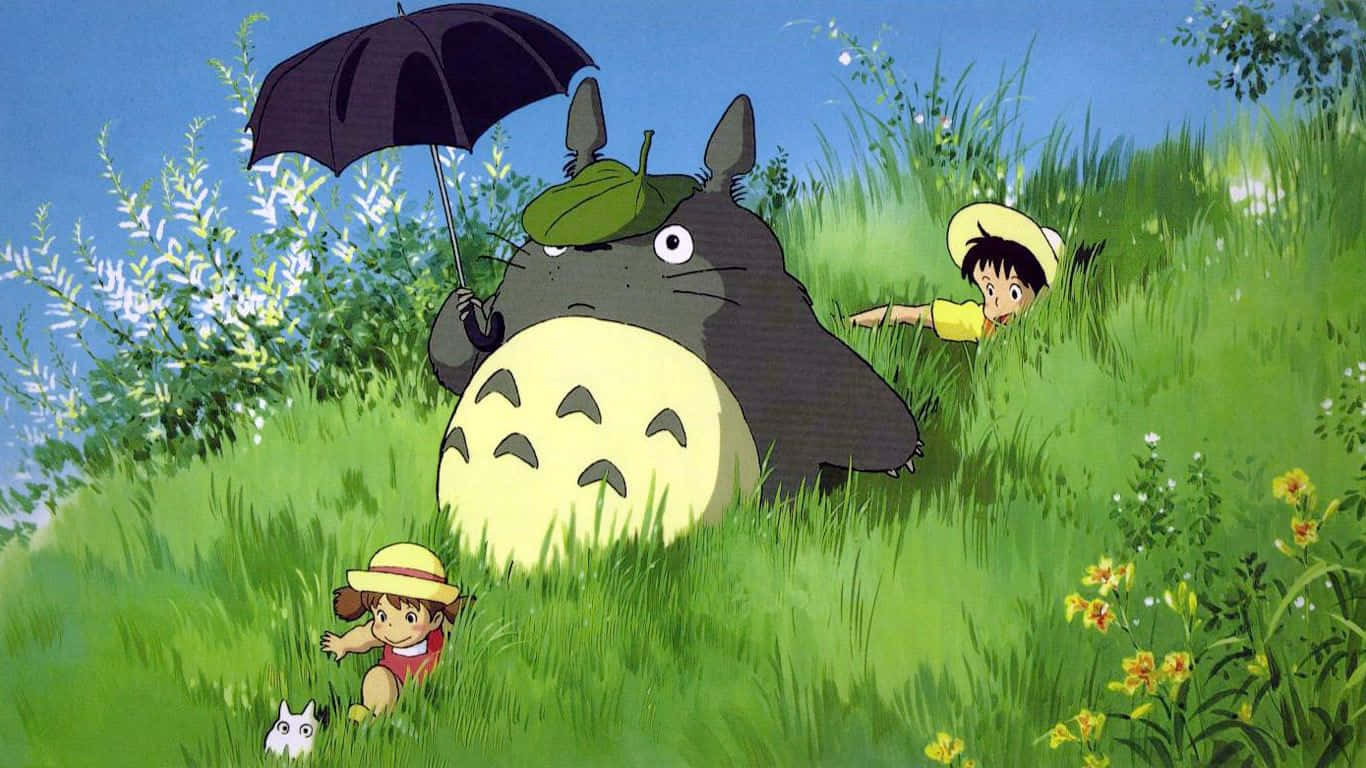 my neighbor totoro 桌布 壁紙 — 一隻戴著葉帽的巨型灰色龍貓在陽光明媚、長滿高草和野花的草地上為兩個孩子撐傘。