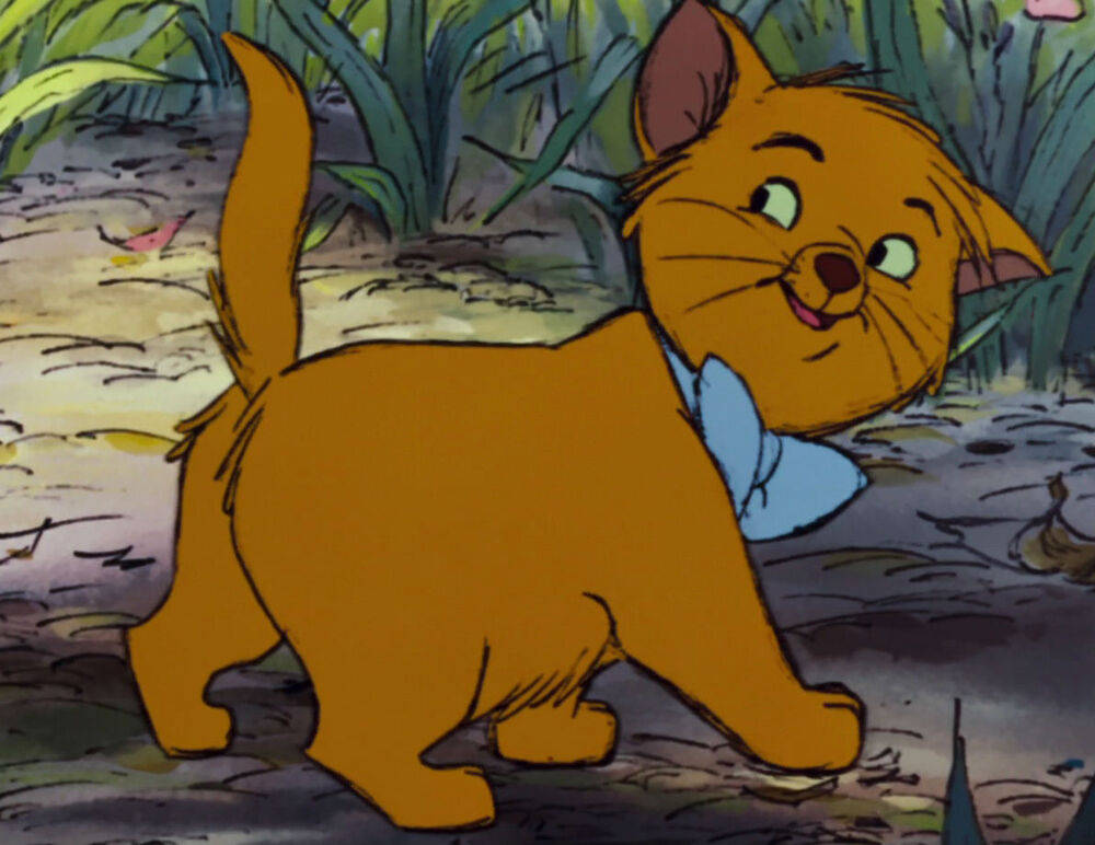 aristocats 桌布 壁紙 — 一隻戴著藍色蝴蝶結的快樂橙色卡通貓咪走過茂密的綠色森林小徑。