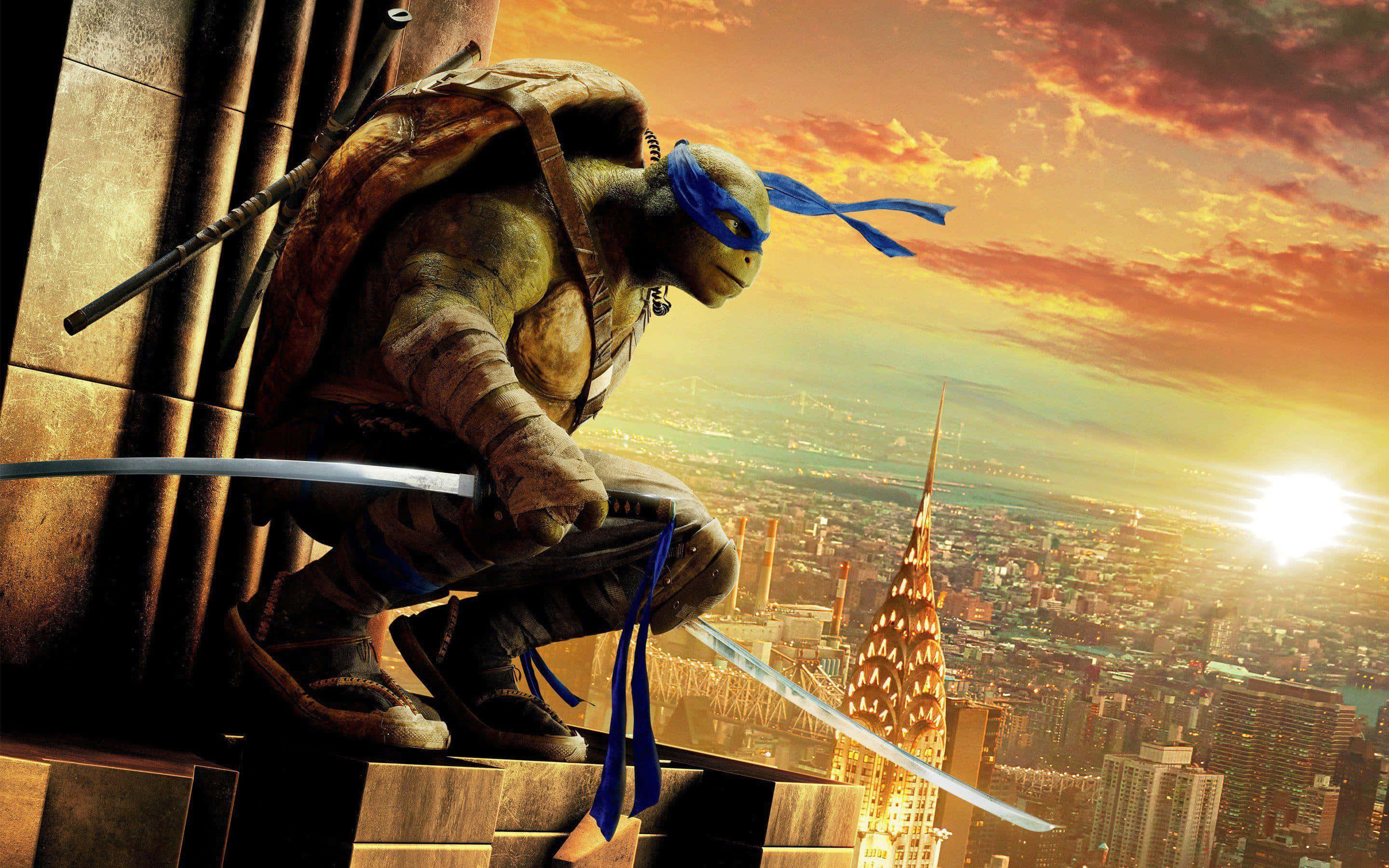 Ninja Turtle 桌布 壁紙 — 一隻戴著藍色面罩的忍者龜蹲在摩天大樓的邊緣，俯瞰著夕陽下陽光普照的城市景觀。
