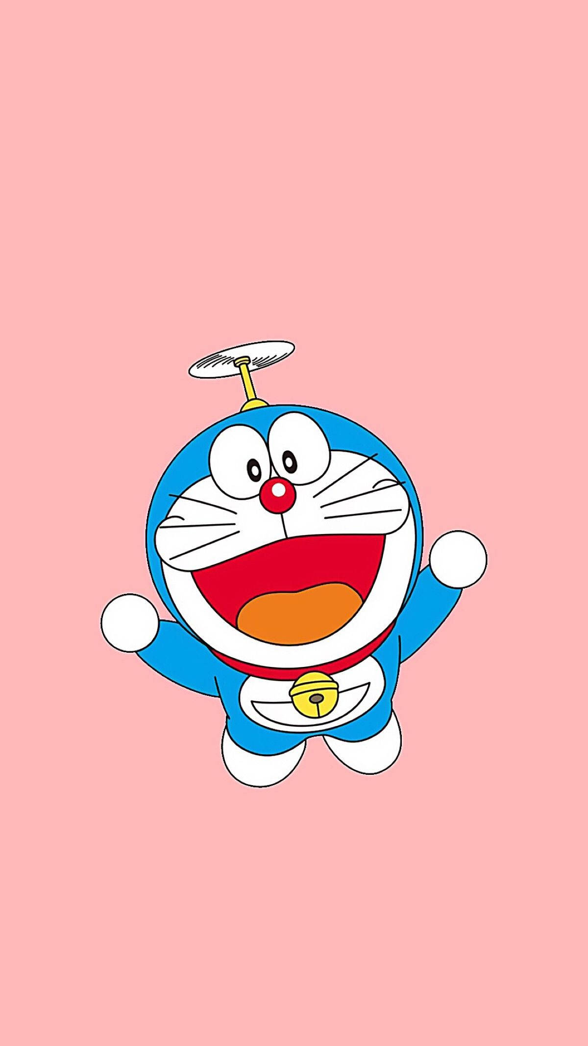 Doraemon 桌布 壁紙 — 一隻戴著螺旋槳帽和鈴鐺的開心藍色機器貓，在柔和的粉紅色背景上燦爛地微笑。