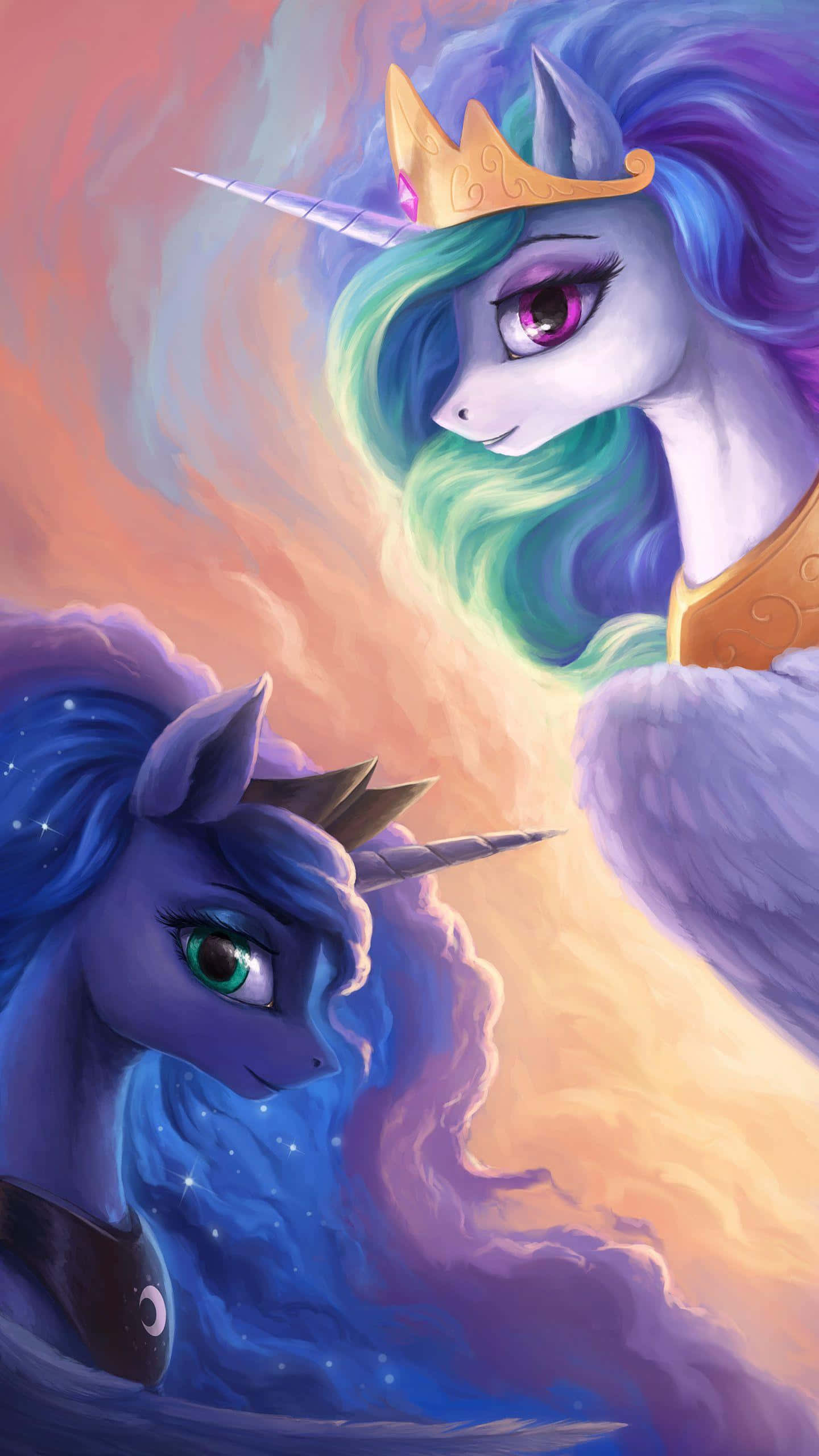 Mlp Phone 桌布 壁紙 — 一隻戴著金色皇冠的華麗紫色獨角獸，在旋轉的宇宙天空下，俯視著一隻星光藍色的獨角獸。