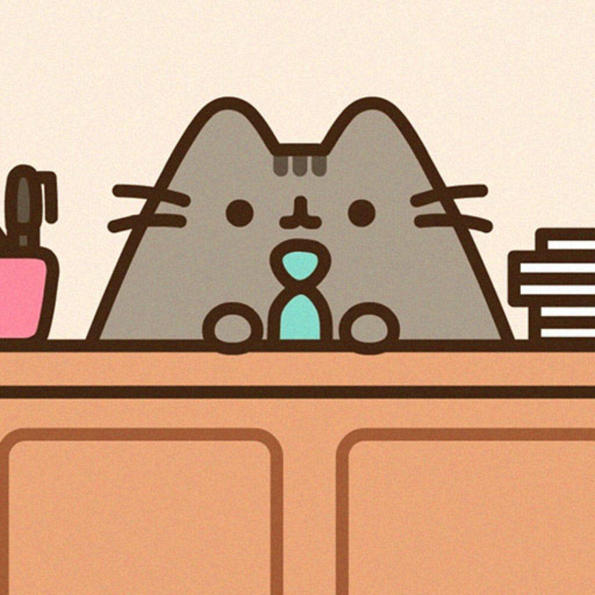 戴著青綠色領帶的灰色卡通貓咪從木桌後探出頭來。 — Pusheen 動圖 壁紙