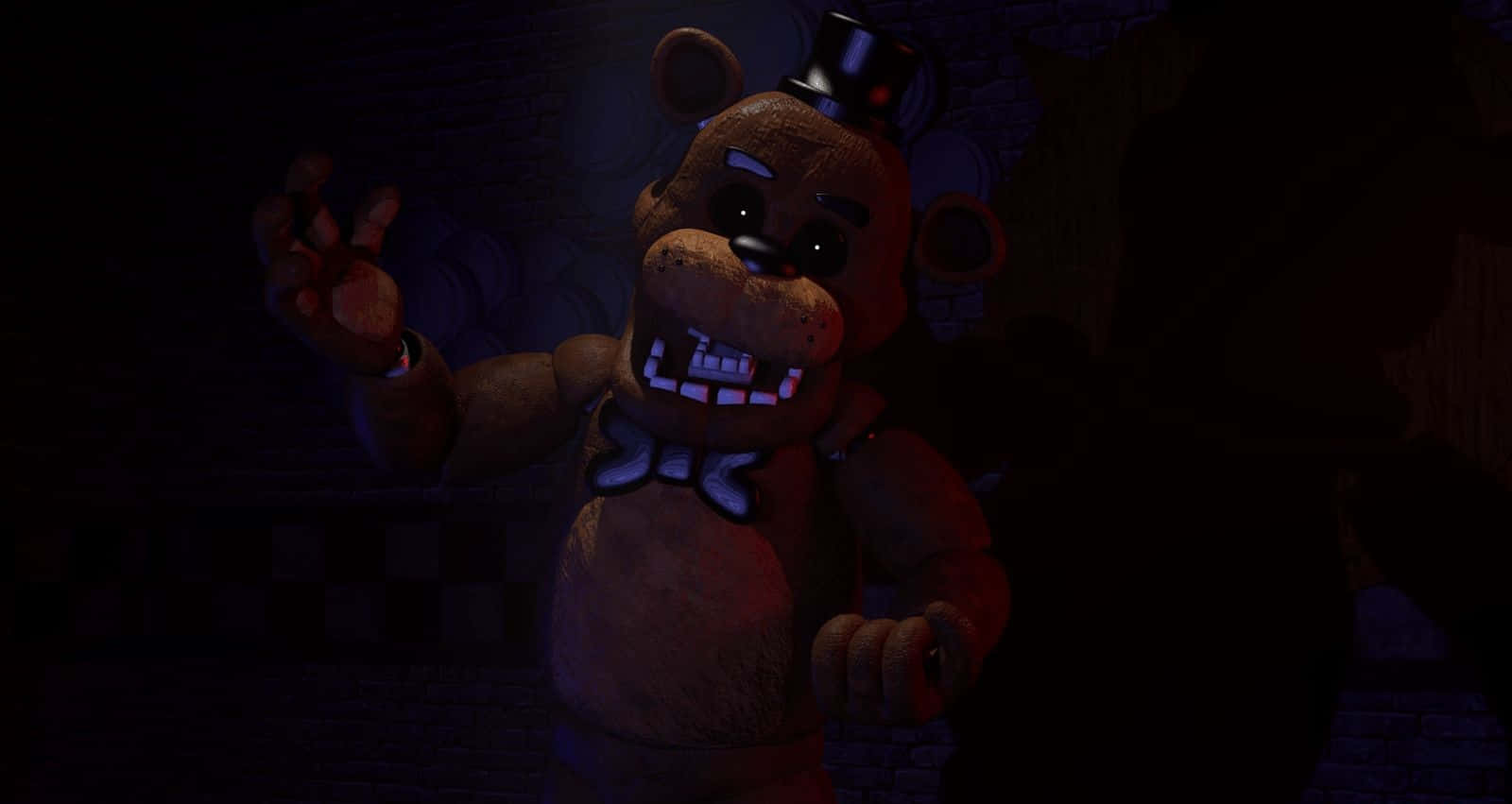 Freddy Fazbear 桌布 壁紙 — 一隻戴著高帽和領結的可怕機械熊在黑暗的房間裡發出詭異的牙齒光芒。