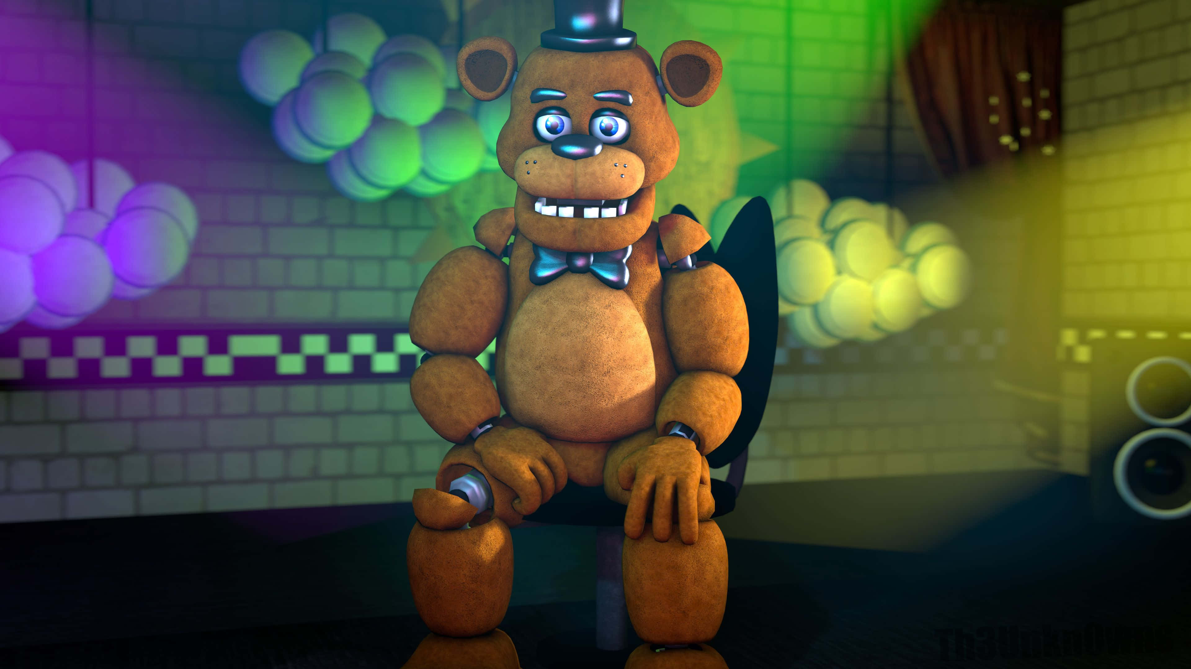 Freddy Fazbear 桌布 壁紙 — 一隻戴著高帽和領結的大型電子熊坐在燈光昏暗、閃爍著彩色燈光的遊戲機中心。