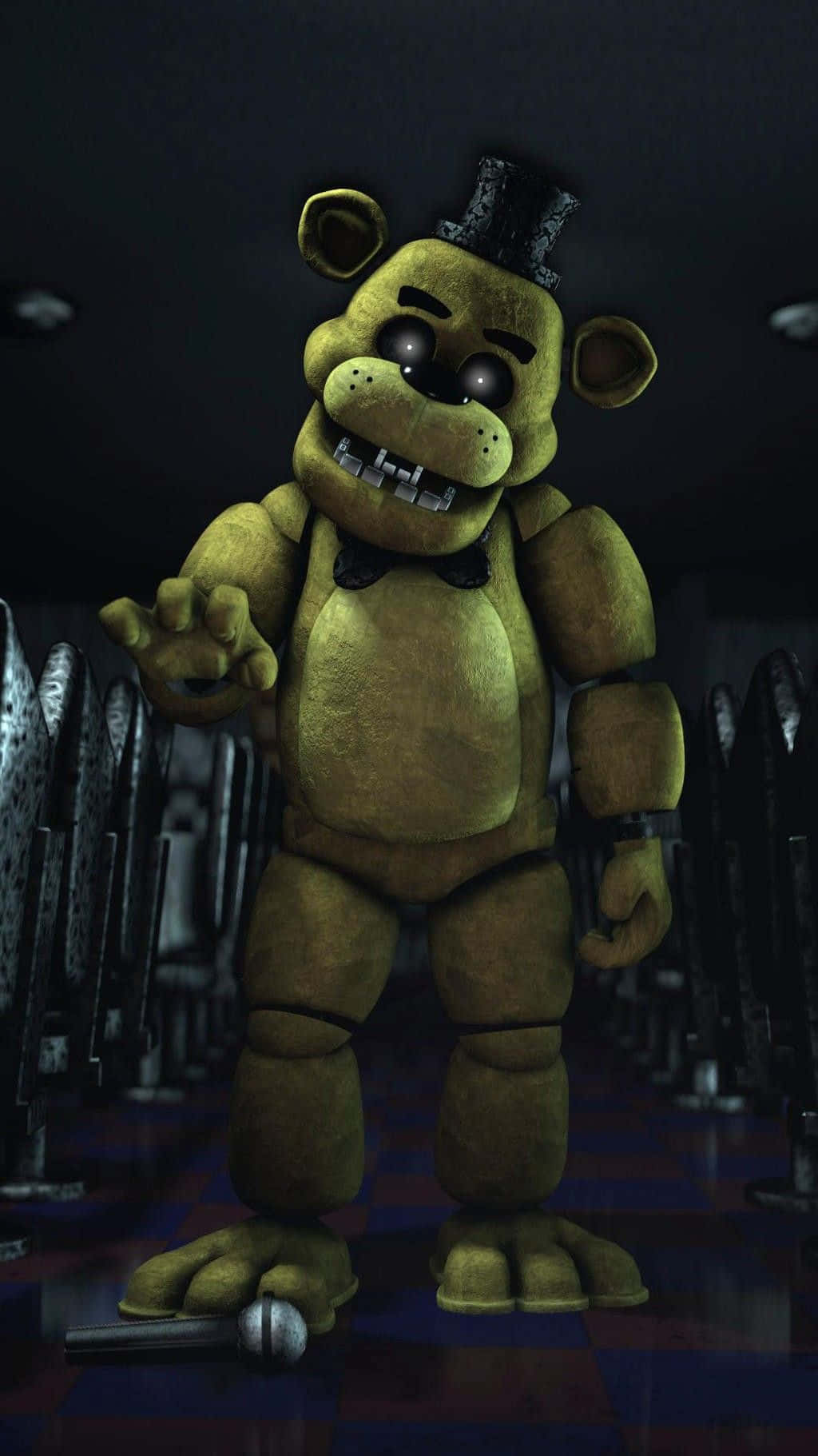 Golden Freddy 桌布 壁紙 — 一隻戴著高帽和領結的黃色機械熊，充滿威脅地站在昏暗的披薩店裡，腳邊有一個麥克風。