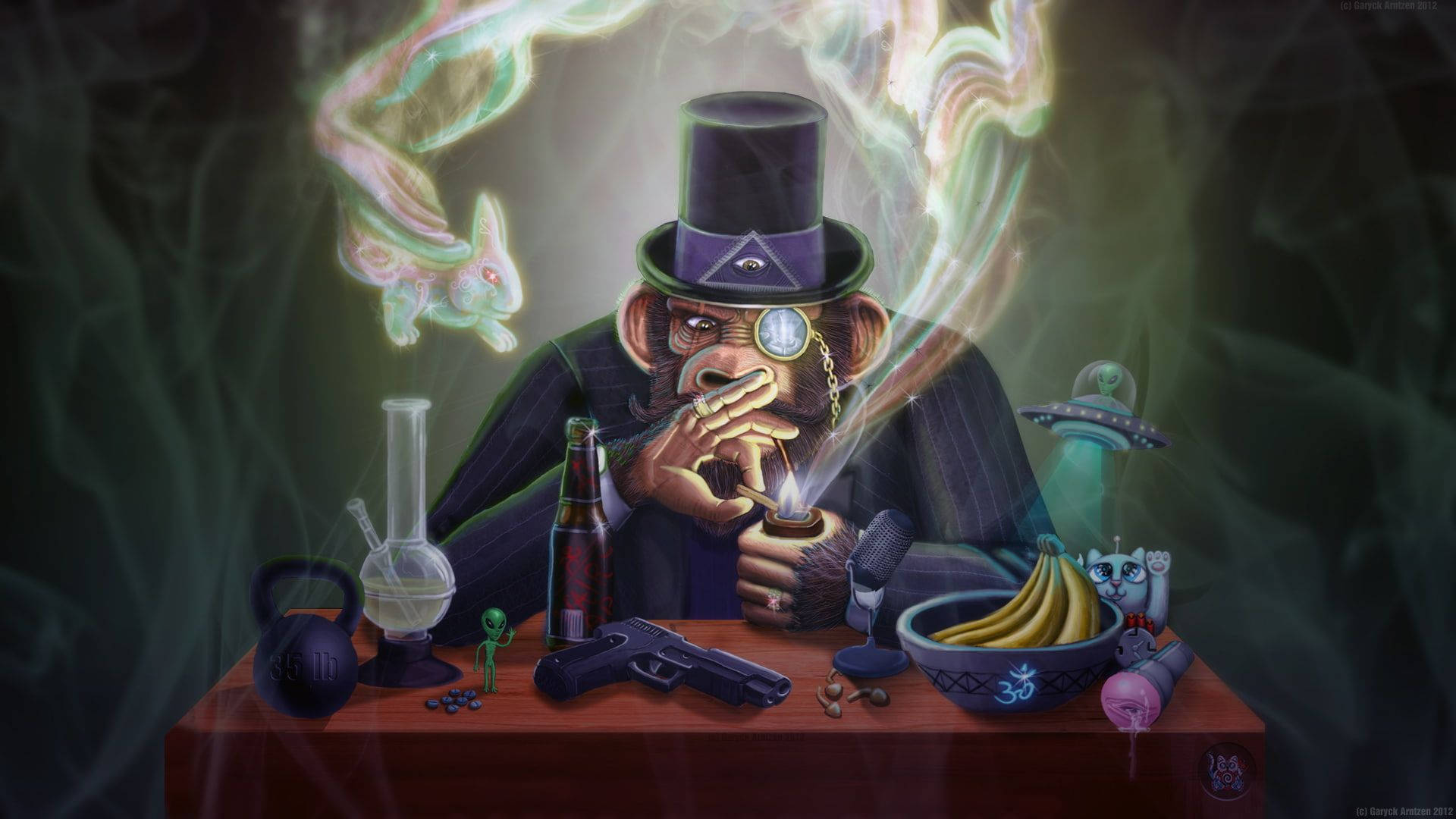 Blunt 桌布 壁紙 — 一隻戴著高帽的猴子抽著煙，神秘發光的生物漂浮在雜亂的桌子上方，這是一幅超現實的數位藝術作品。