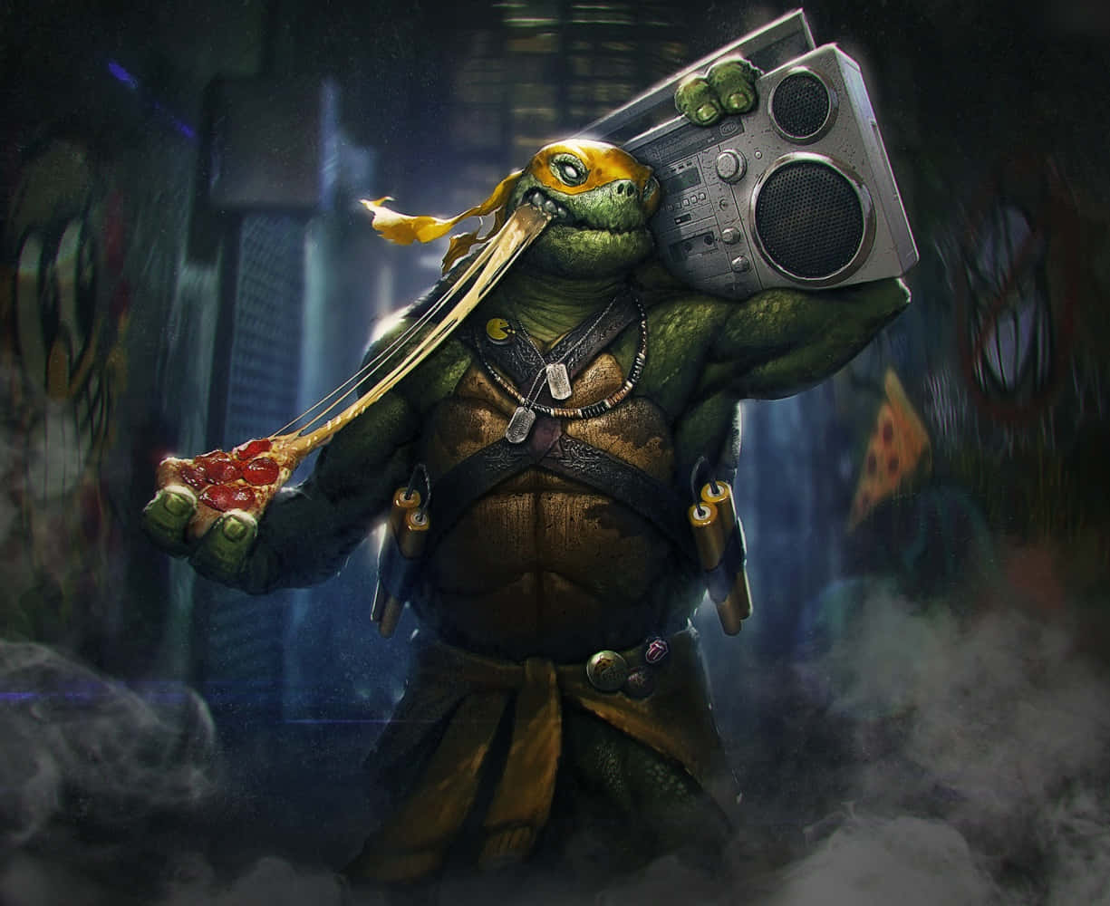 Ninja Turtle 桌布 壁紙 — 一隻戴著黃色頭巾的綠色忍者龜，在骯髒的城市小巷中扛著音響並拿著一片披薩。