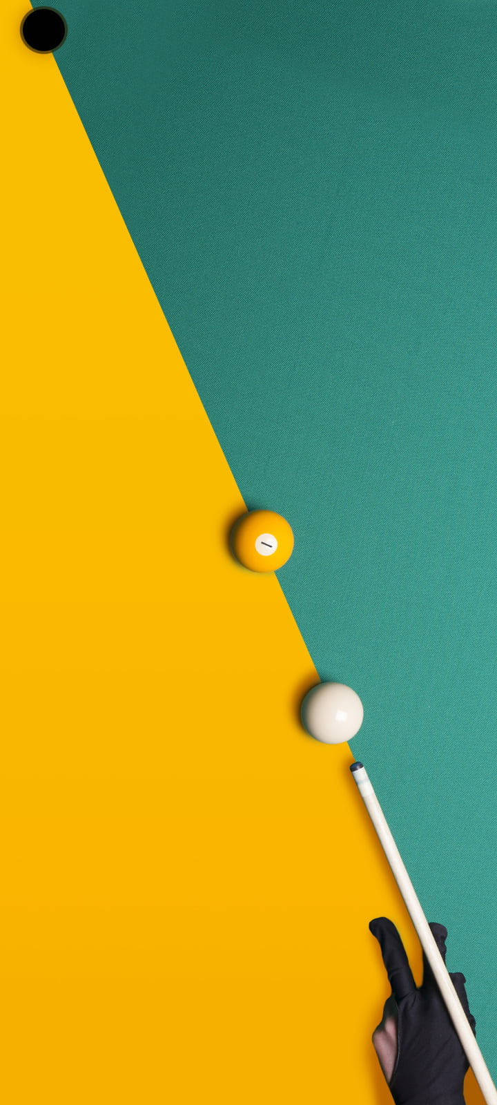 Billiards 桌布 壁紙 — 一隻戴著黑色手套的手握著球桿，準備擊打一張充滿活力的黃色和藍綠色撞球桌上的白色球。