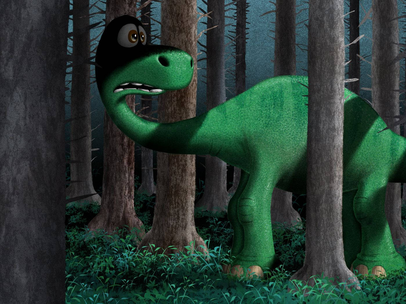 The Good Dinosaur 桌布 壁紙 — 一隻戴著黑色連帽的綠色卡通恐龍，在高聳樹木的茂密黑暗森林中緊張地窺視。