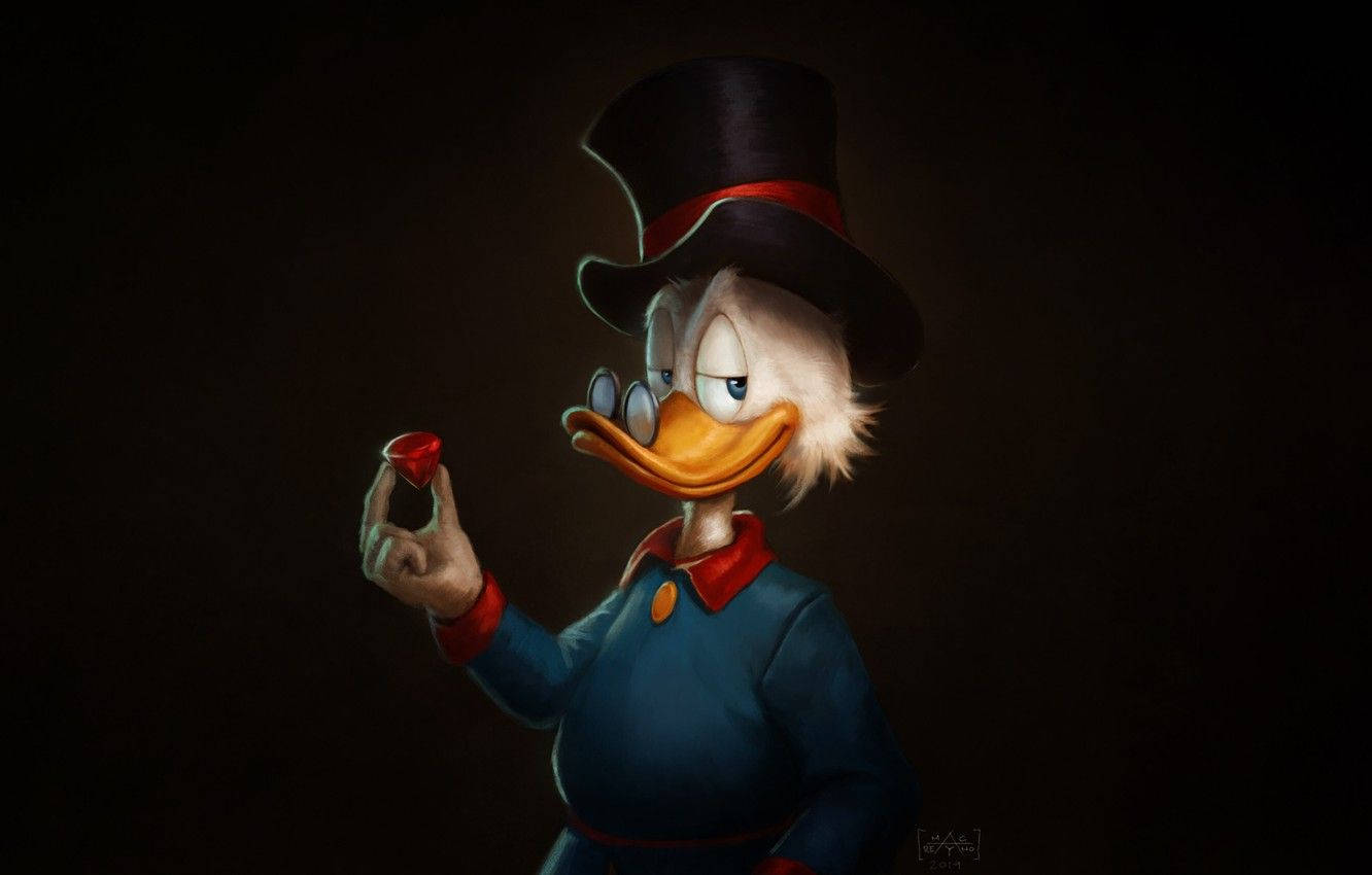Scrooge 桌布 壁紙 — 一隻戴高帽、穿藍色外套的嚴肅鴨子，在深色背景前拿著一顆紅色寶石。