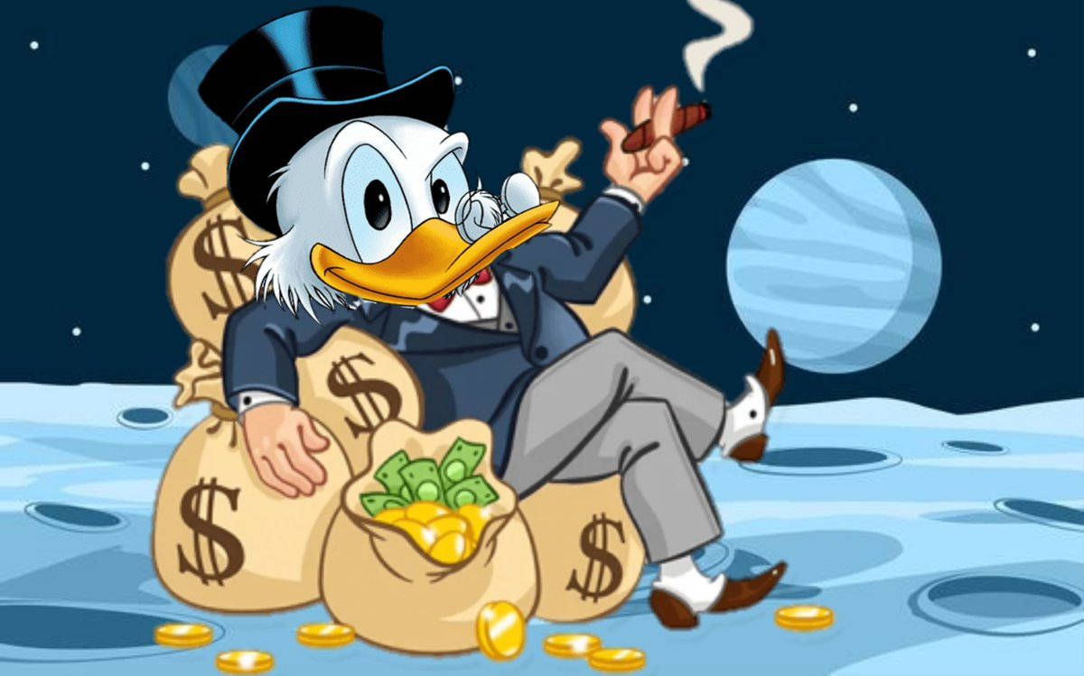 Scrooge 桌布 壁紙 — 一隻戴高帽的卡通鴨在月球表面閒逛，周圍是錢袋和硬幣，同時抽著雪茄。