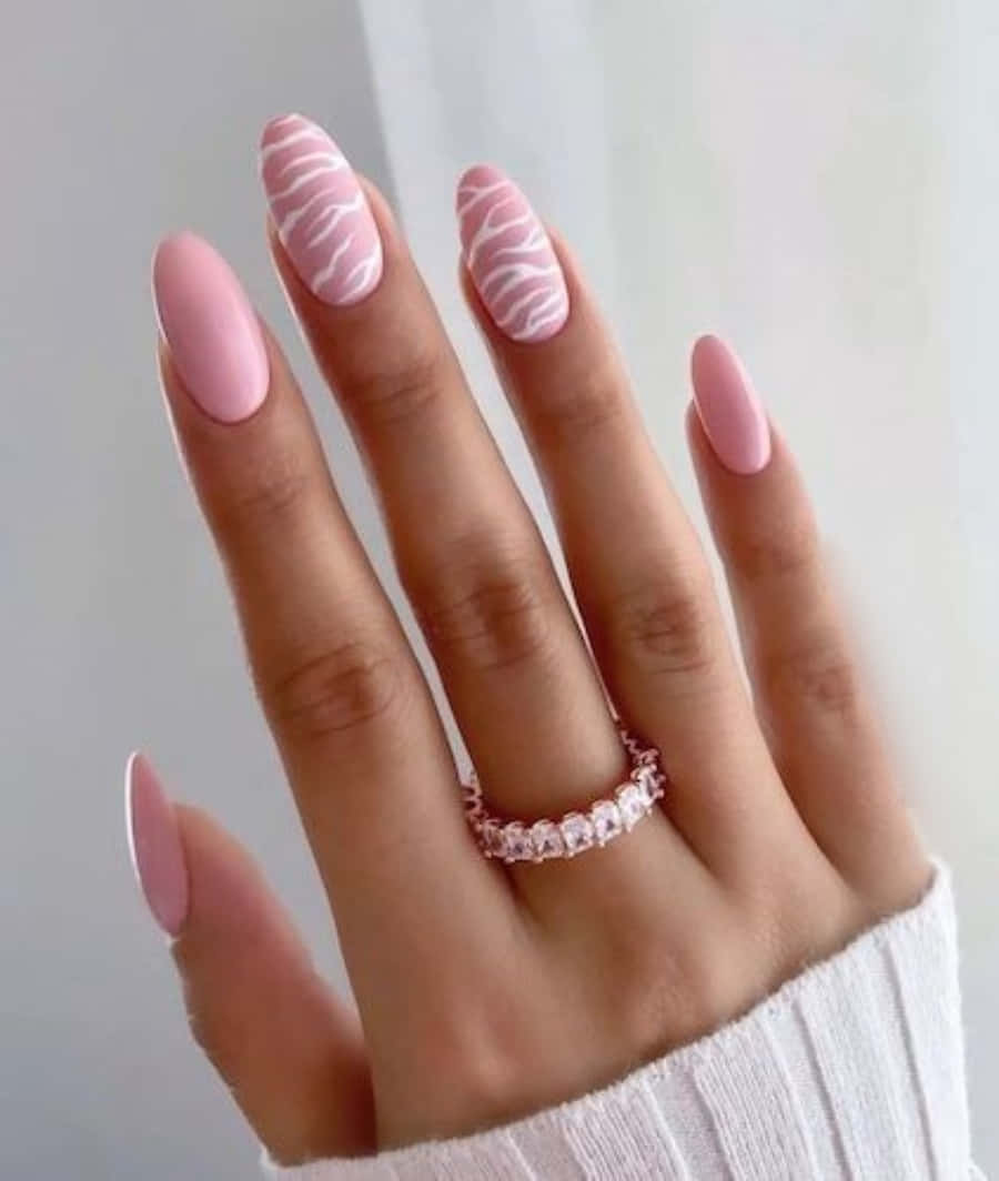 Pink Nail Art 桌布 壁紙 — 一隻手，帶有柔軟粉紅色指甲，食指和中指上有斑馬紋，以及一枚玫瑰金鑽石戒指。