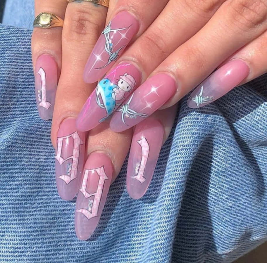 Nail Polish 桌布 壁紙 — 一隻手，長長的粉紅色指甲上有閃亮的「1991」文字和一個拿著藍色魚的卡通角色。