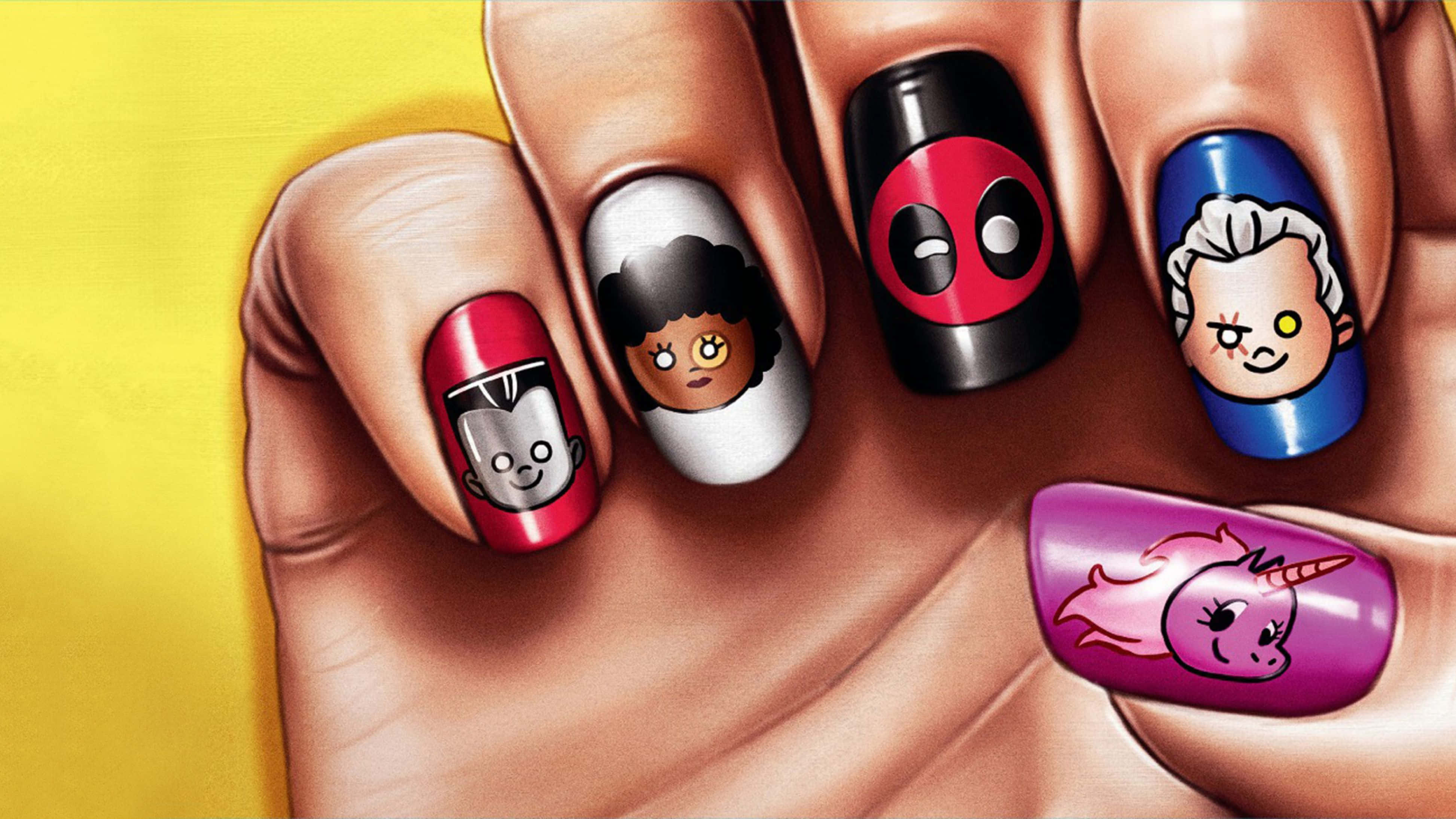 Nail 桌布 壁紙 — 一隻手上有色彩繽紛的卡通指甲藝術， featuring Deadpool、Thor、一個女人、一個男人和一隻獨角獸，背景為黃色。