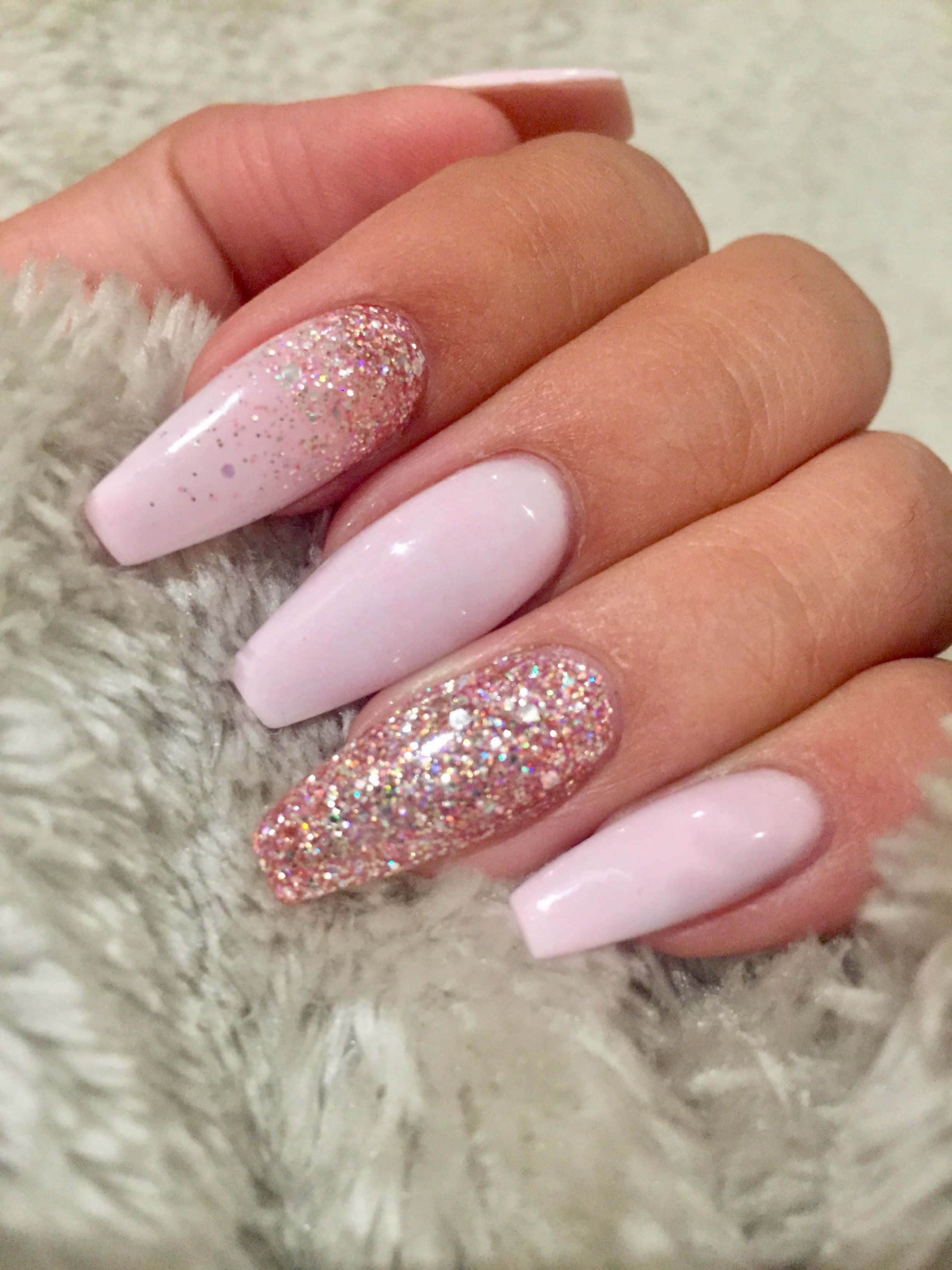 Cute Nails 桌布 壁紙 — 一隻手上有著柔粉紅色和亮粉粉紅色的長杏仁形指甲，放在毛絨絨的灰色表面上。