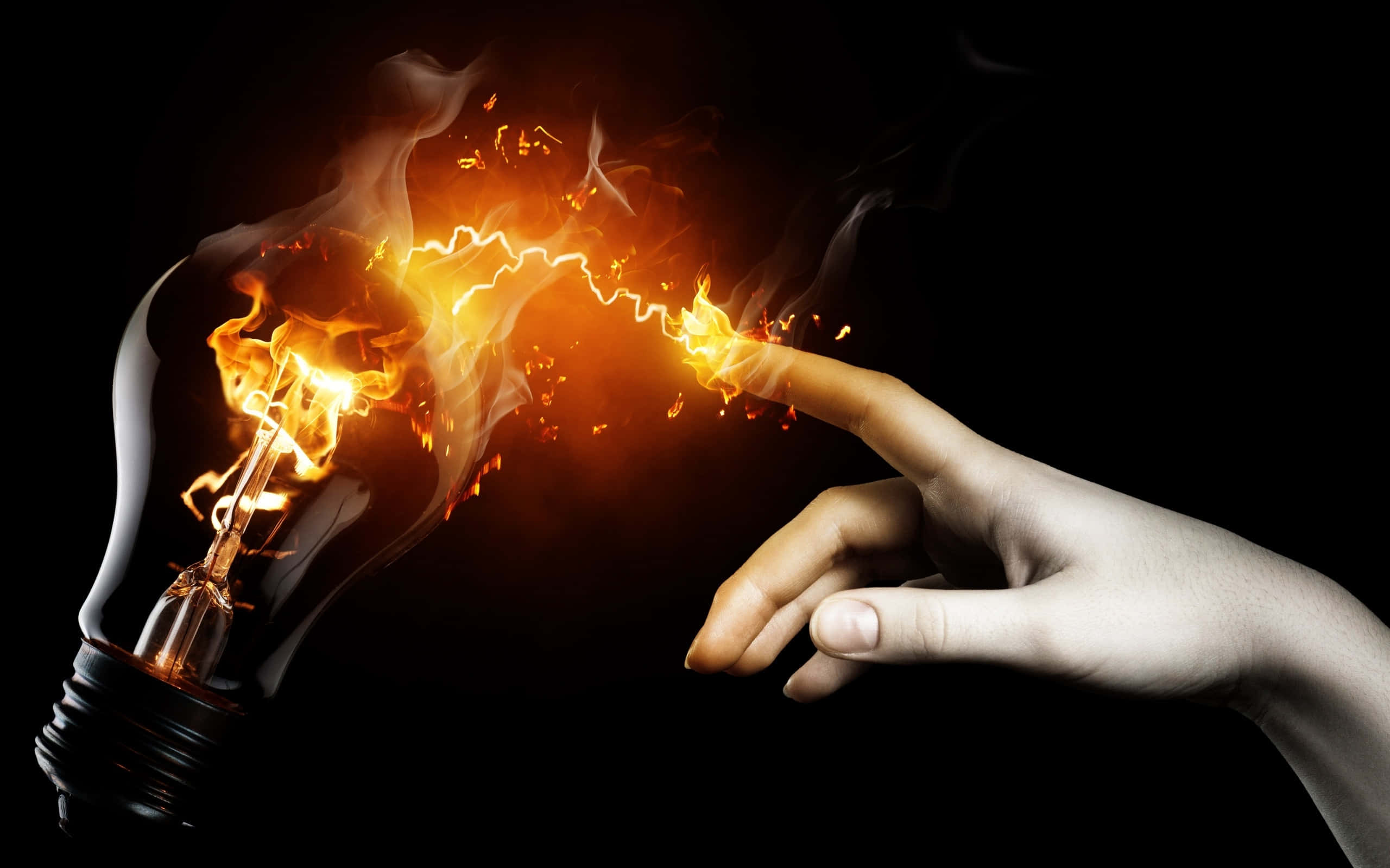 finger pointing 桌布 壁紙 — 一隻手伸向一個燃燒的燈泡，手指與燈泡之間有電火花跳躍，背景為黑色。