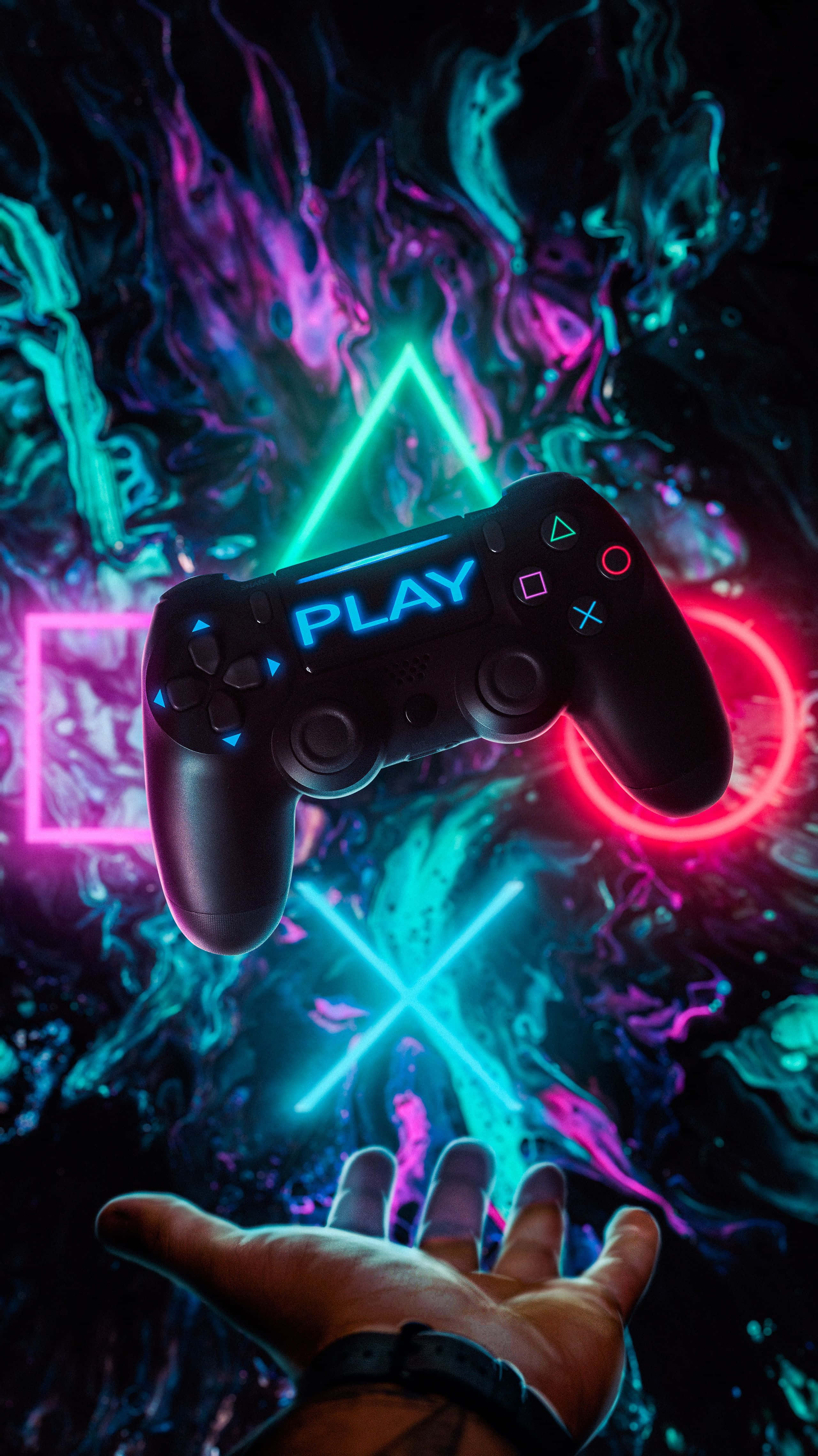 Remote 桌布 壁紙 — 一隻手伸向一個發光的PlayStation控制器，漂浮在旋轉的霓虹幾何形狀中。