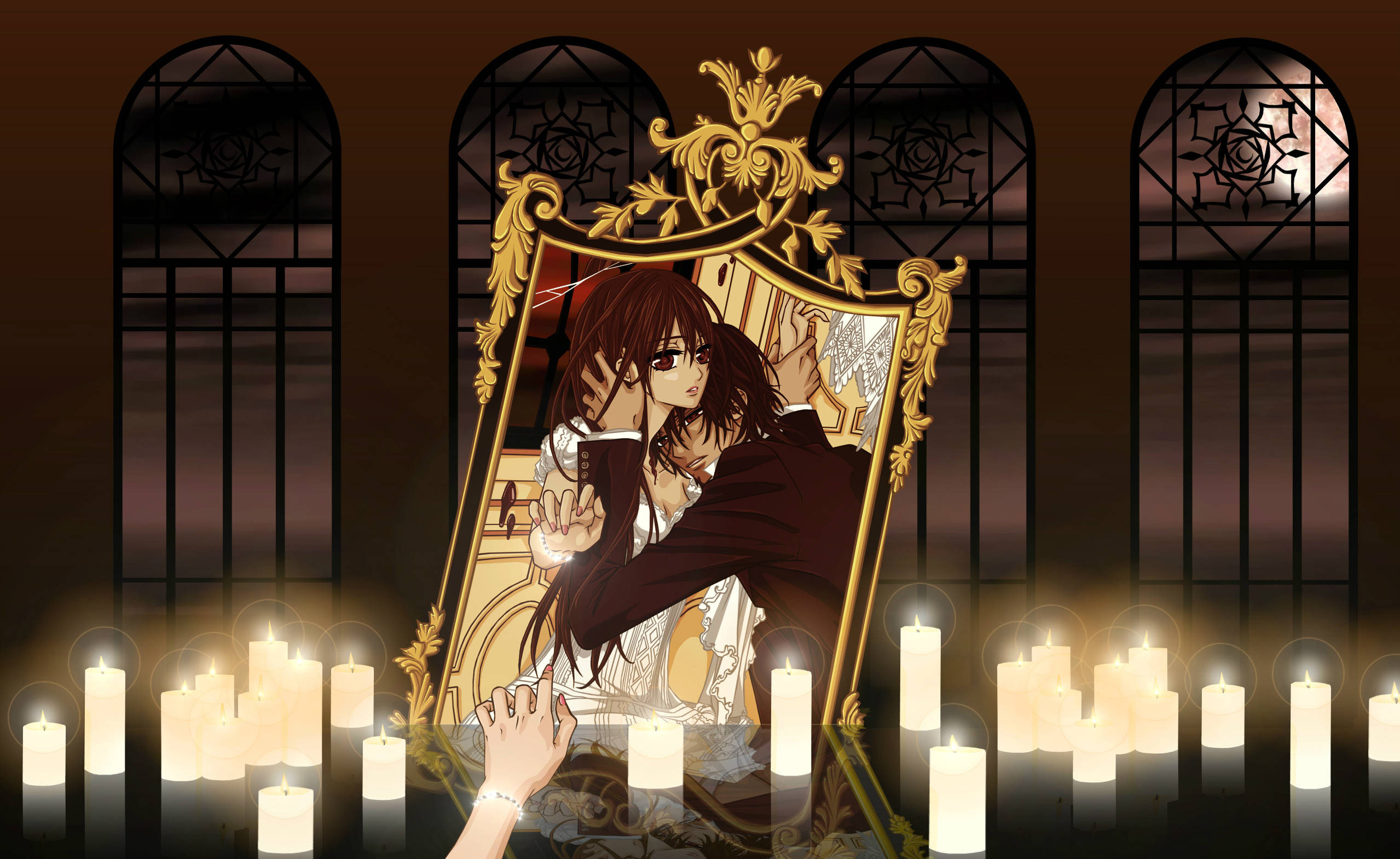 Vampire Knight 桌布 壁紙 — 一隻手伸向一面鏡子，鏡中反射出一個黑髮動漫女孩，身處一個由發光蠟燭照亮的哥德式房間。
