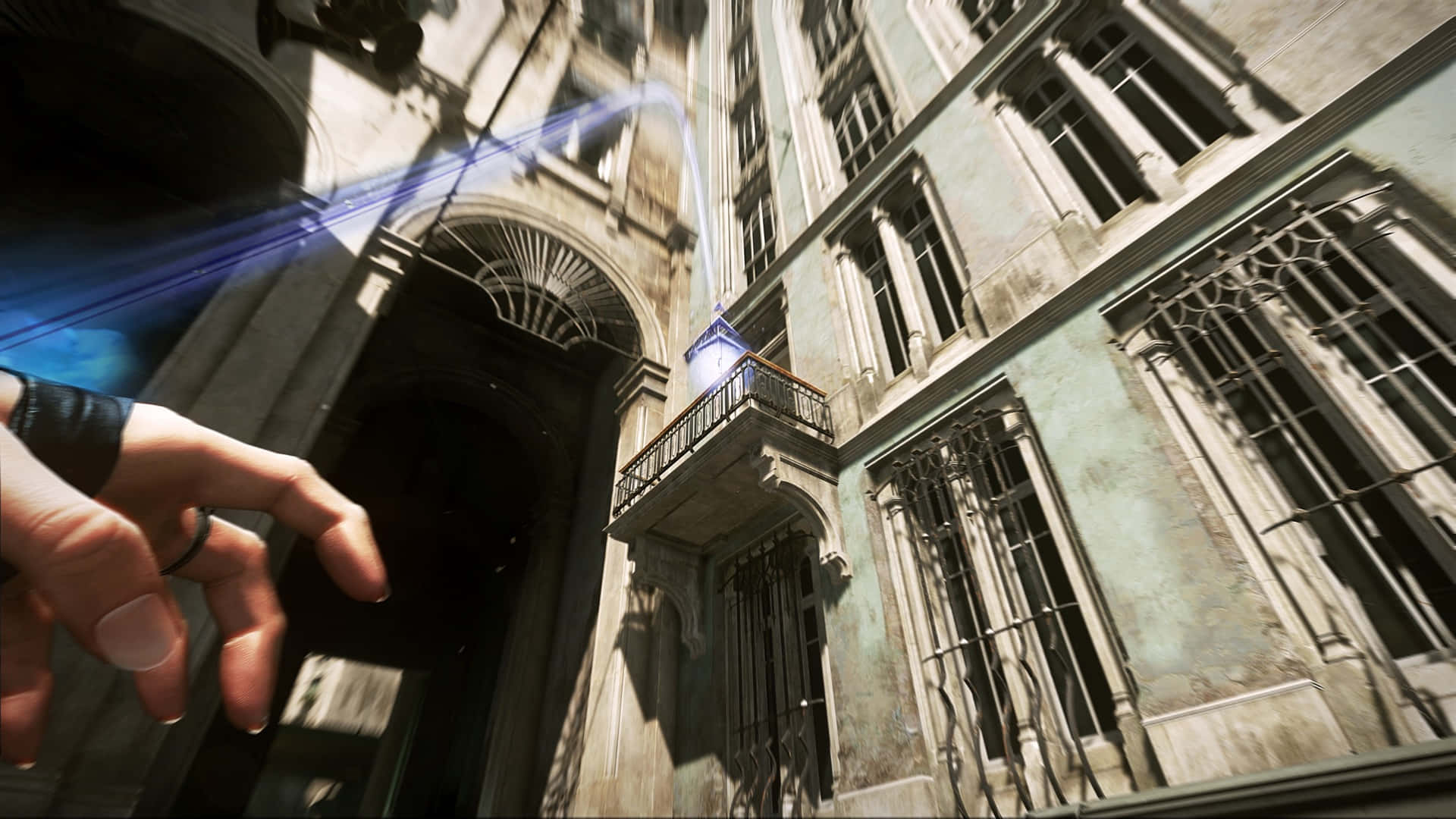 Dishonored 2 桌布 壁紙 — 一隻手伸向懸浮在古老石建築之間、在明亮陽光下發光的藍色球體。