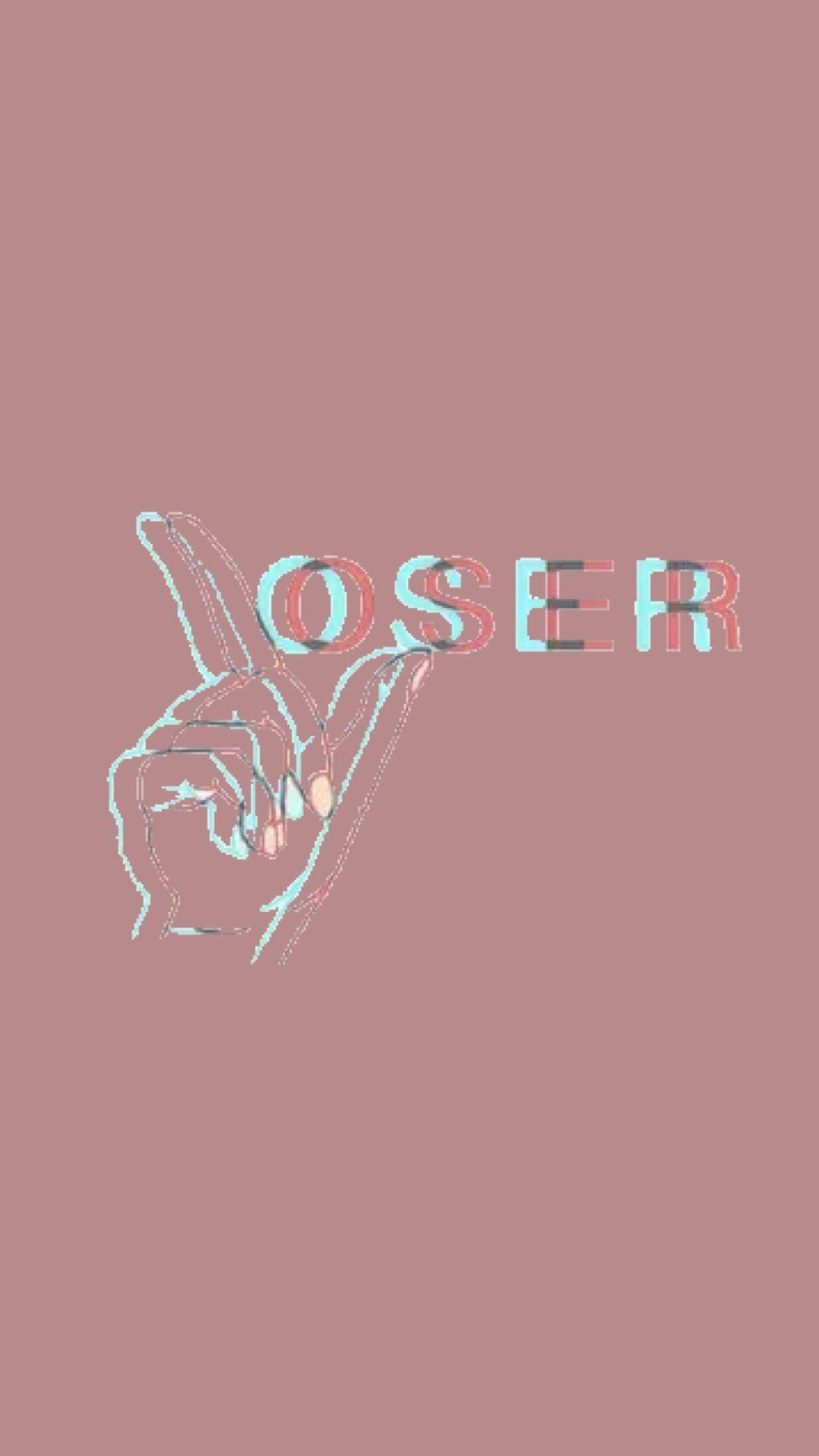 手機 桌布 壁紙 — 一隻手做出豎中指手勢，旁邊有「OSER」字樣的故障效果，背景為柔和粉紅色。