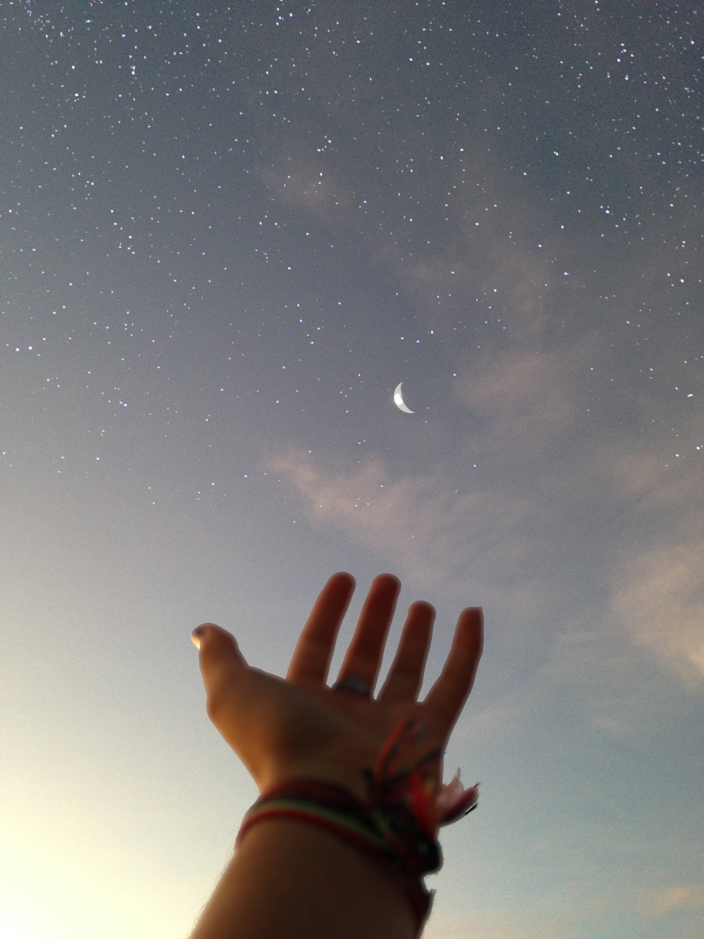 hands up 桌布 壁紙 — 一隻手向上伸向一個有新月和縷縷雲彩的星空夜空。