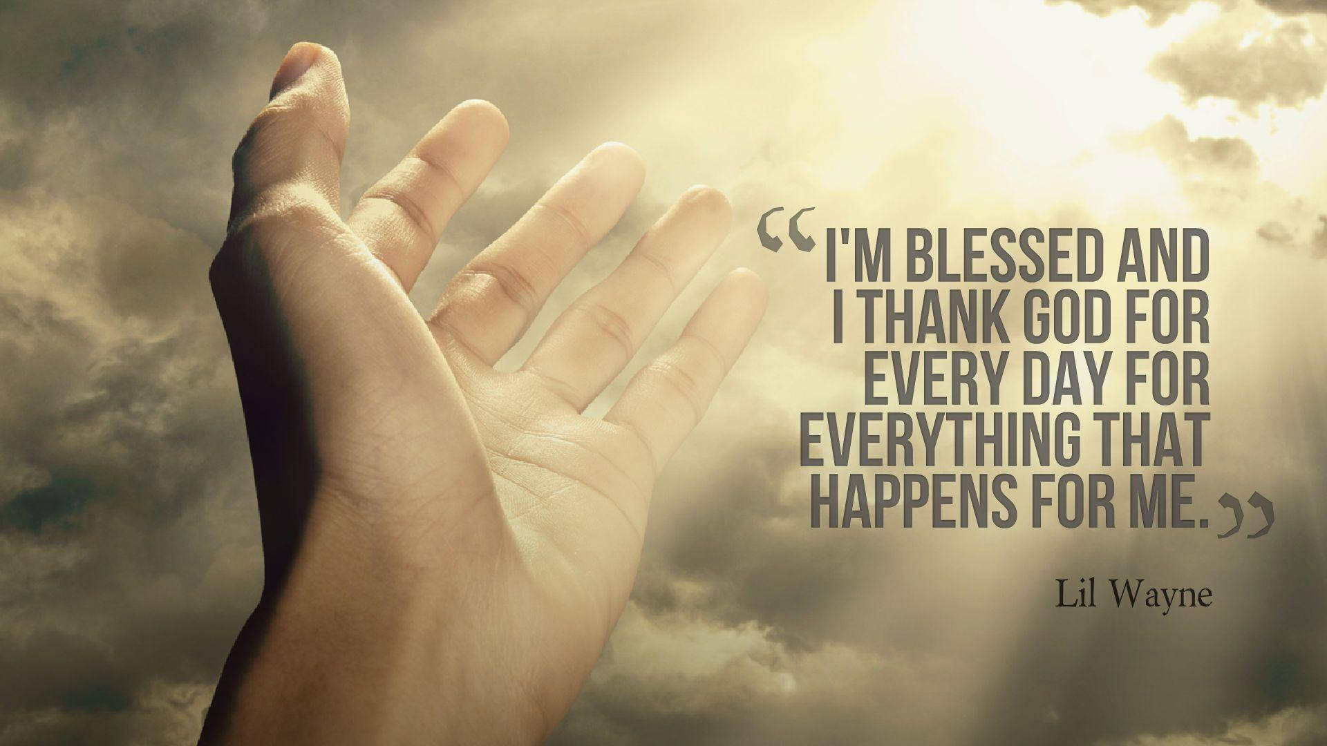 God Quotes 桌布 壁紙 — 一隻手向上伸向穿過暴風雲層的明亮陽光，並疊加了一句鼓舞人心的名言。
