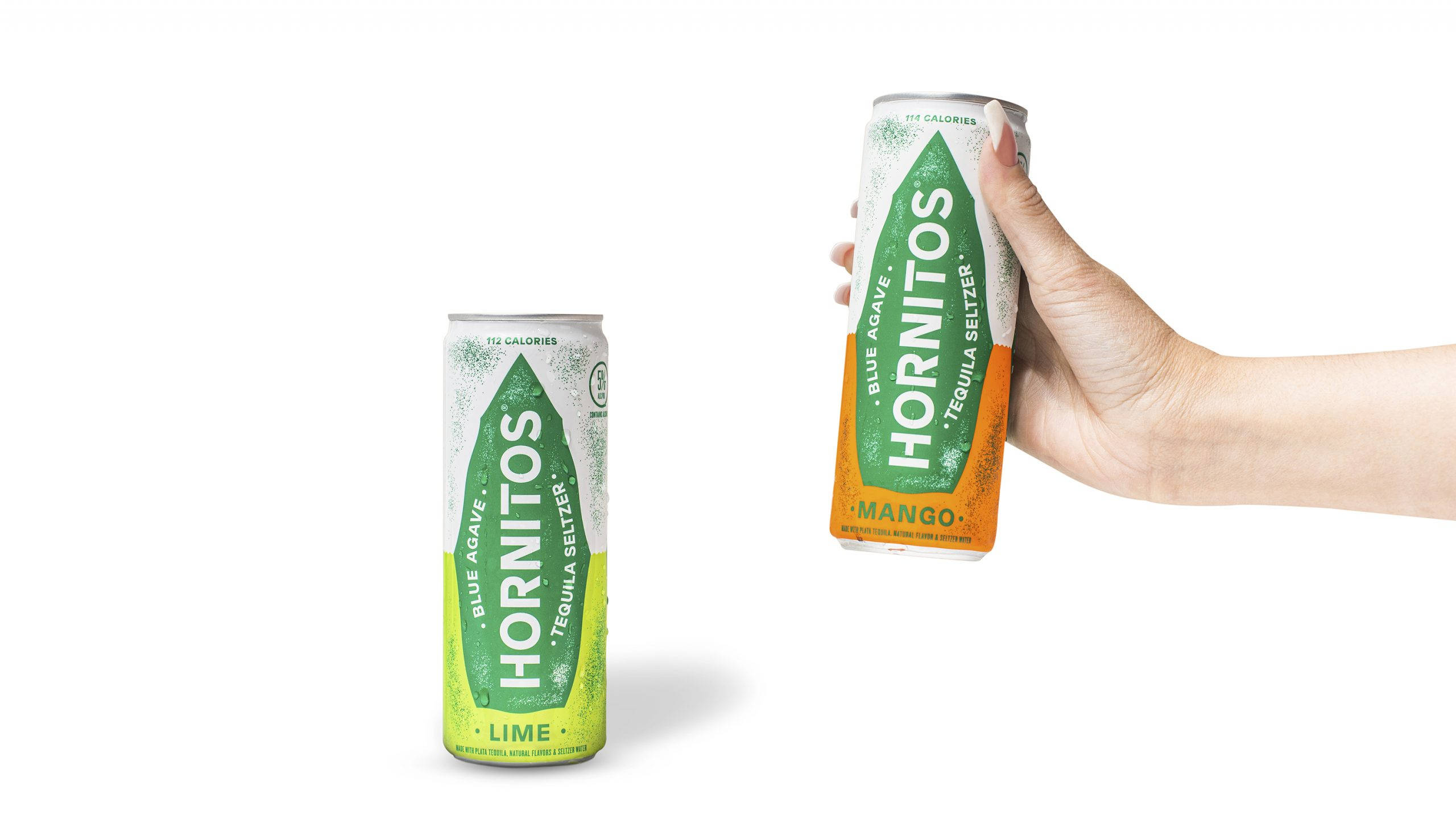 drinks 桌布 壁紙 — 一隻手在乾淨的白色背景前，拿著一個芒果味Hornitos龍舌蘭酒汽水罐，旁邊有一個萊姆味罐。