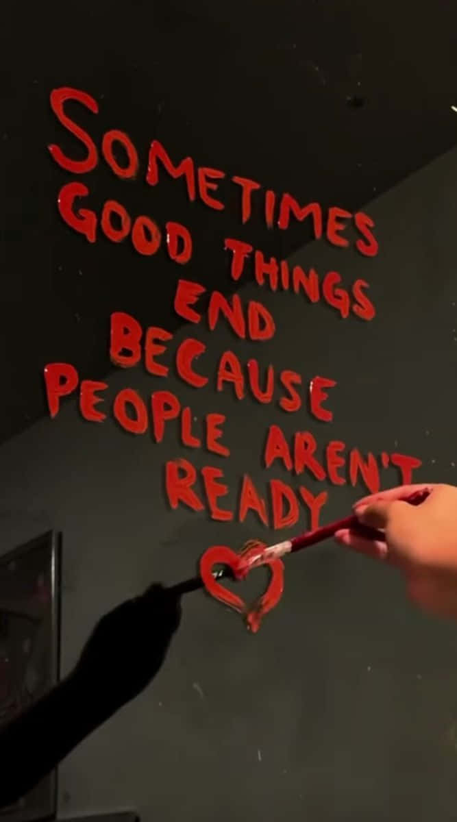 Happy Mood 桌布 壁紙 — 一隻手在昏暗燈光下用畫筆在深色牆上畫出粗體紅色文字和一個心形。