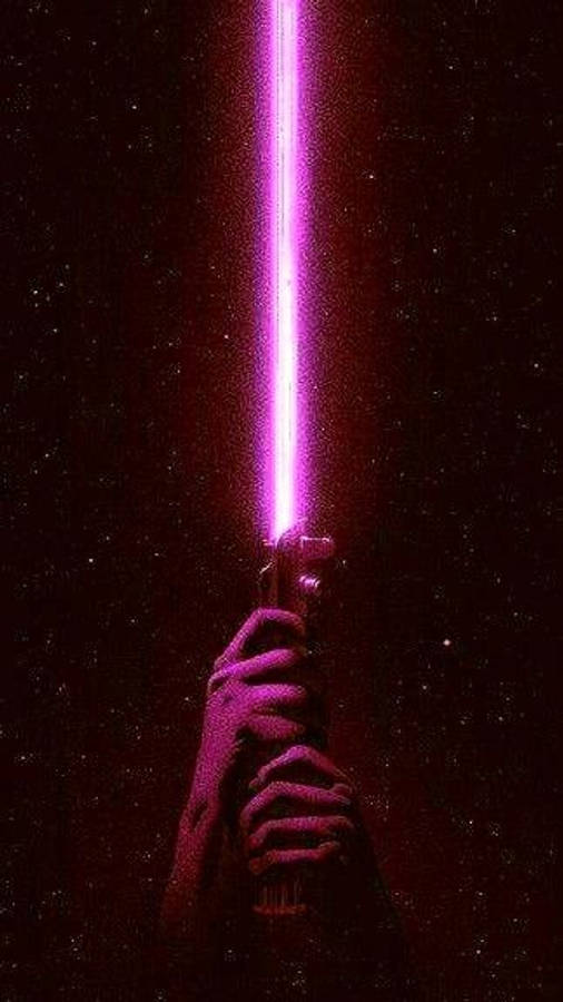 Lightsaber 桌布 壁紙 — 一隻手在星光宇宙背景下握著一把發光的粉紅色光劍。
