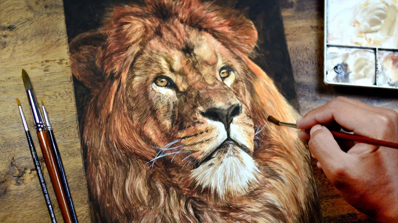 Lion Head 桌布 壁紙 — 一隻手在木桌上繪製一頭擁有金色眼睛和濃密鬃毛的雄獅的詳細油畫肖像。