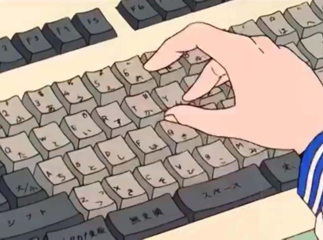 Cute Keyboard 桌布 壁紙 — 一隻手在柔和動漫風格及溫暖燈光下按下日文鍵盤上的按鍵。