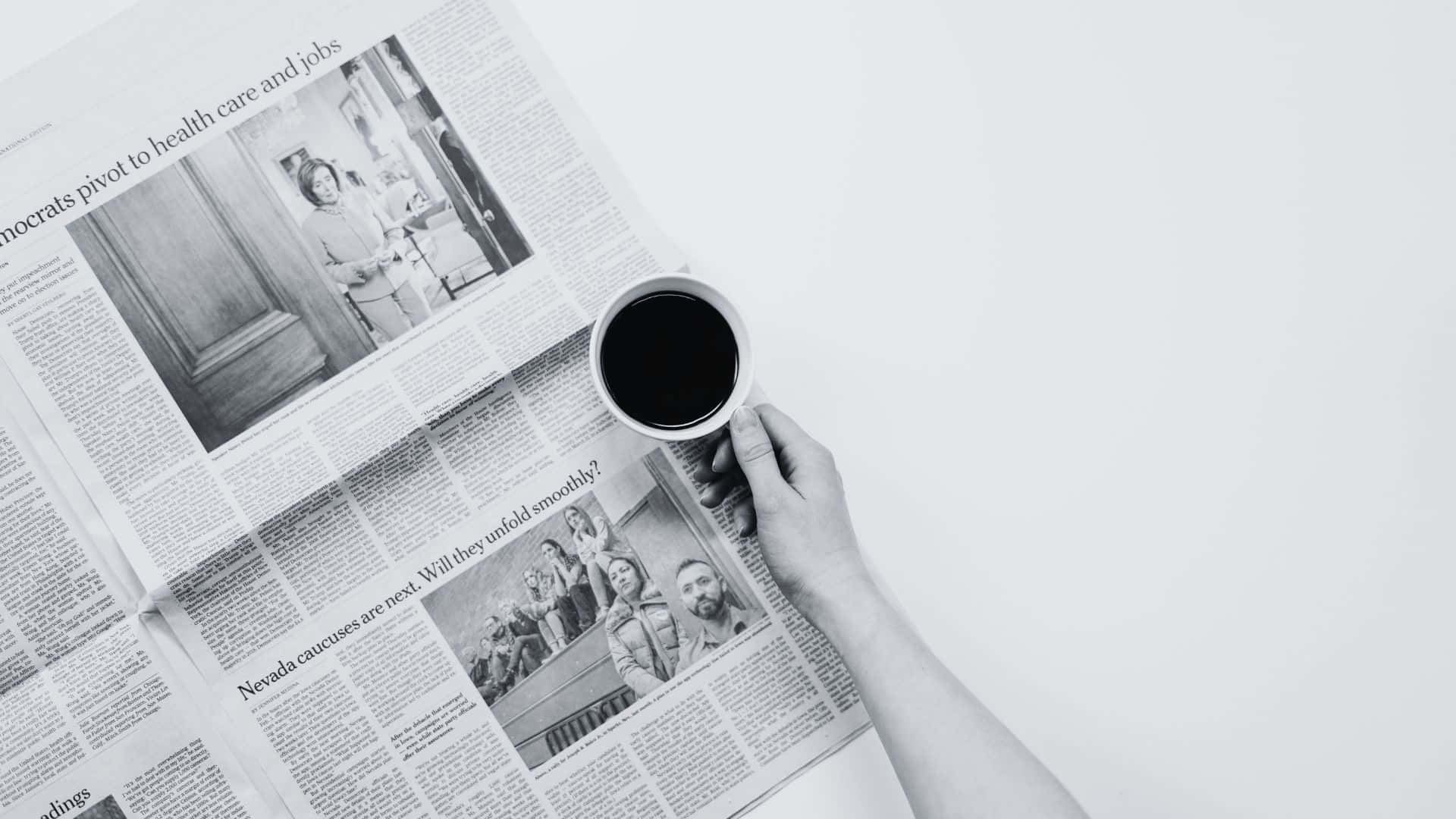 Black And White Newspaper 桌布 壁紙 — 一隻手在極簡的單色俯拍鏡頭中，將咖啡杯拿在散開的報紙標題上方。