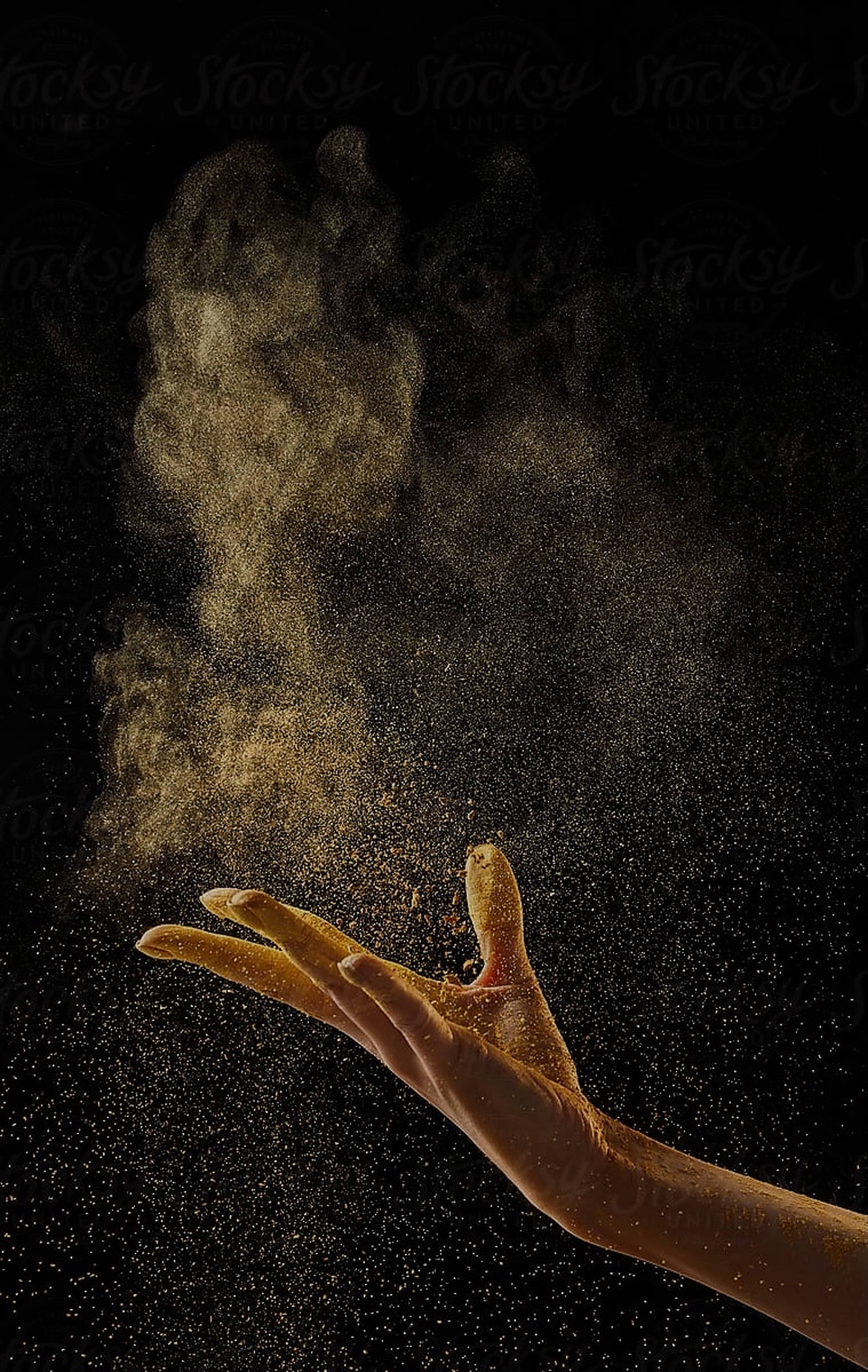 Dust 桌布 壁紙 — 一隻手在漆黑的背景下釋放出一團金色塵埃，形成戲劇性的慢動作捕捉。
